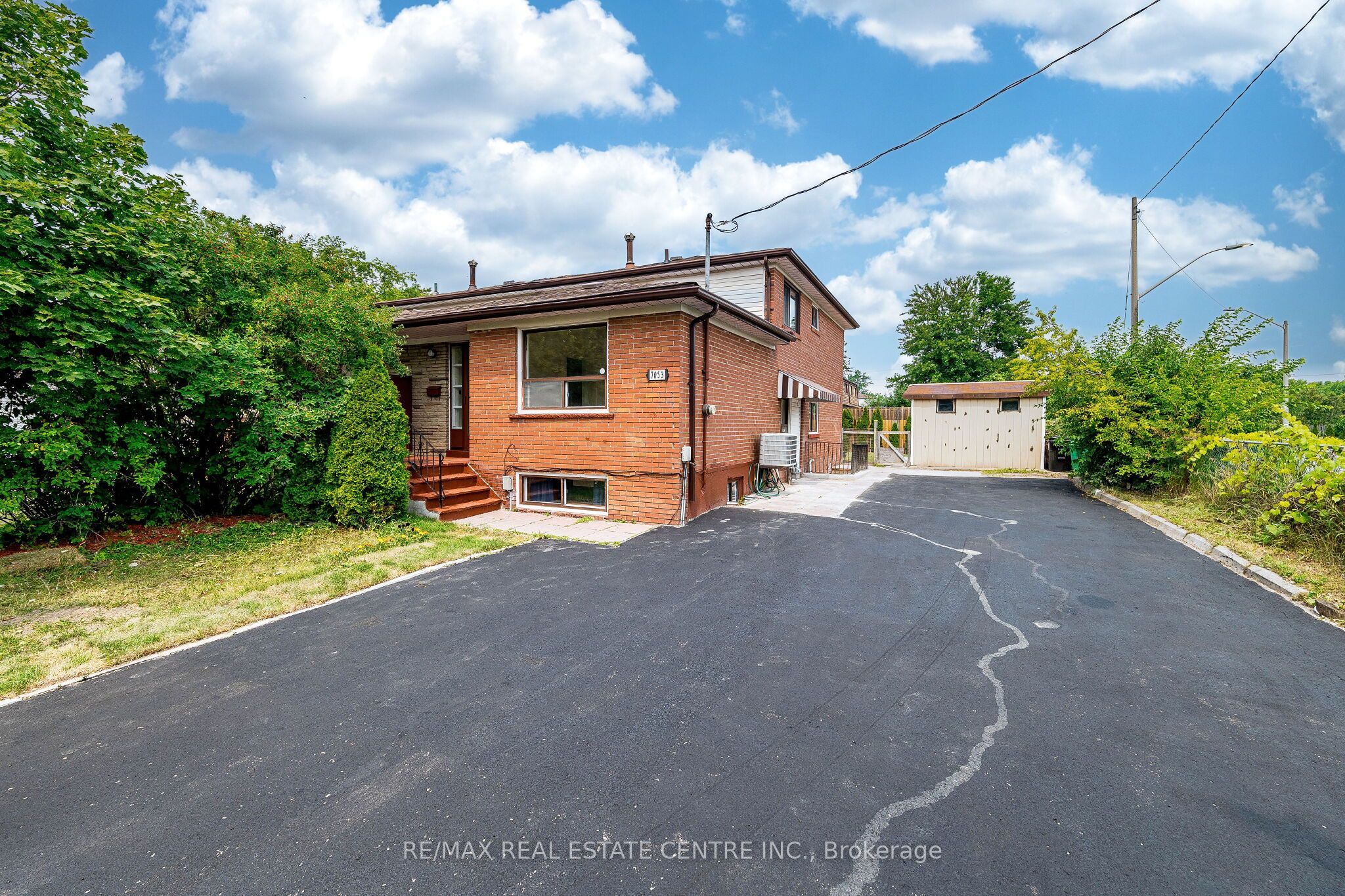 7053 Harwick Drive, Mississauga, ON L4T 3A3 photo 2