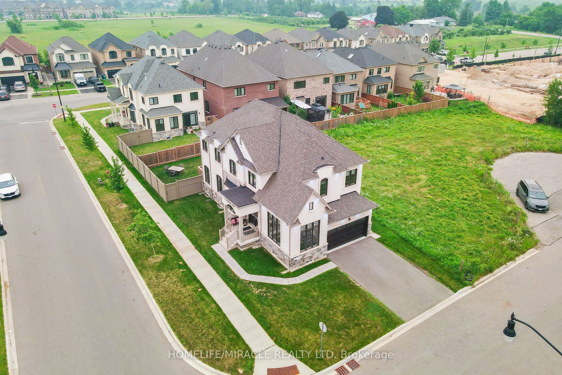 4 Vineyard Drive, Brampton, ON L6Y 1P3 photo 2