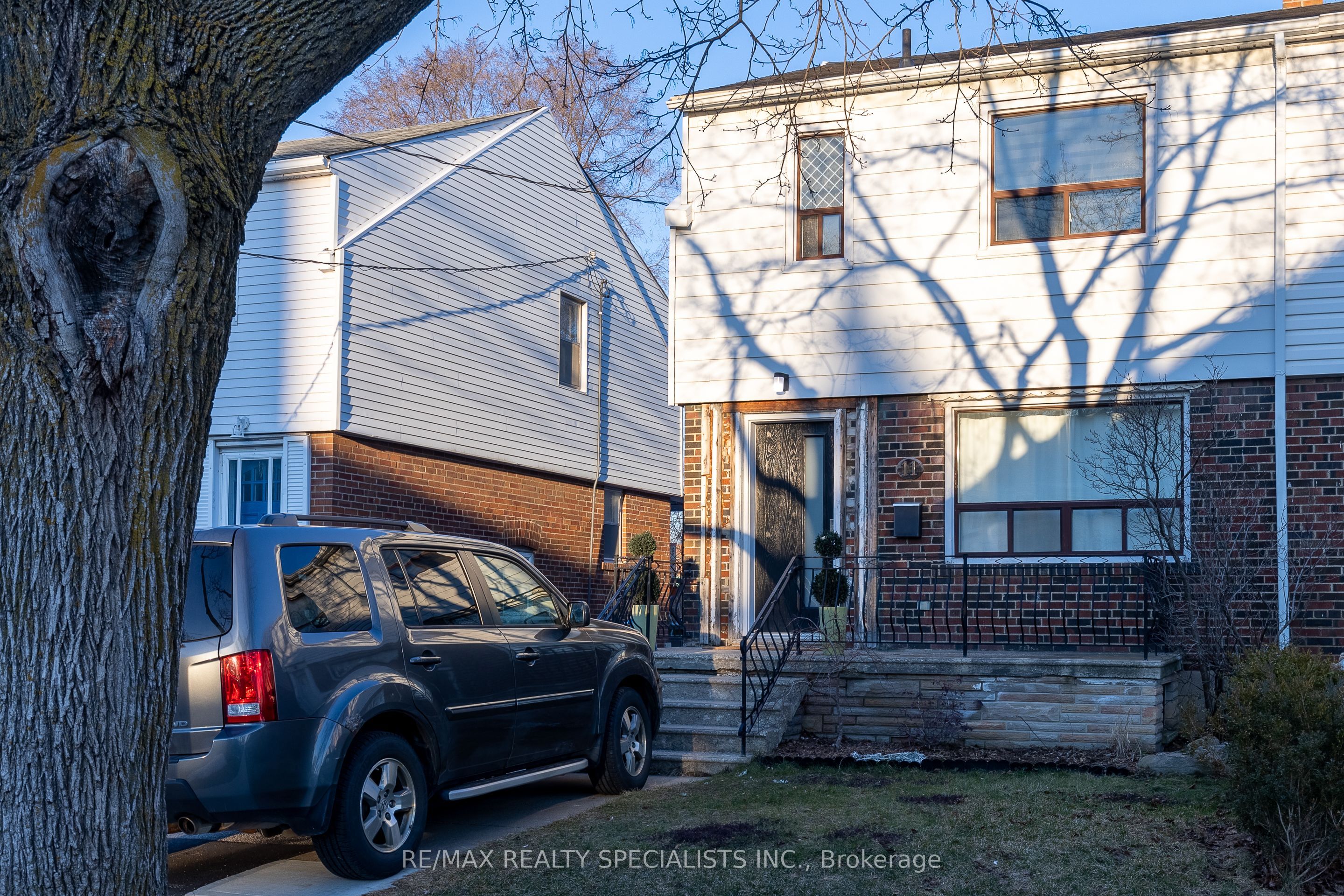 11 Dayton Avenue, Toronto, ON M8Z 3L8