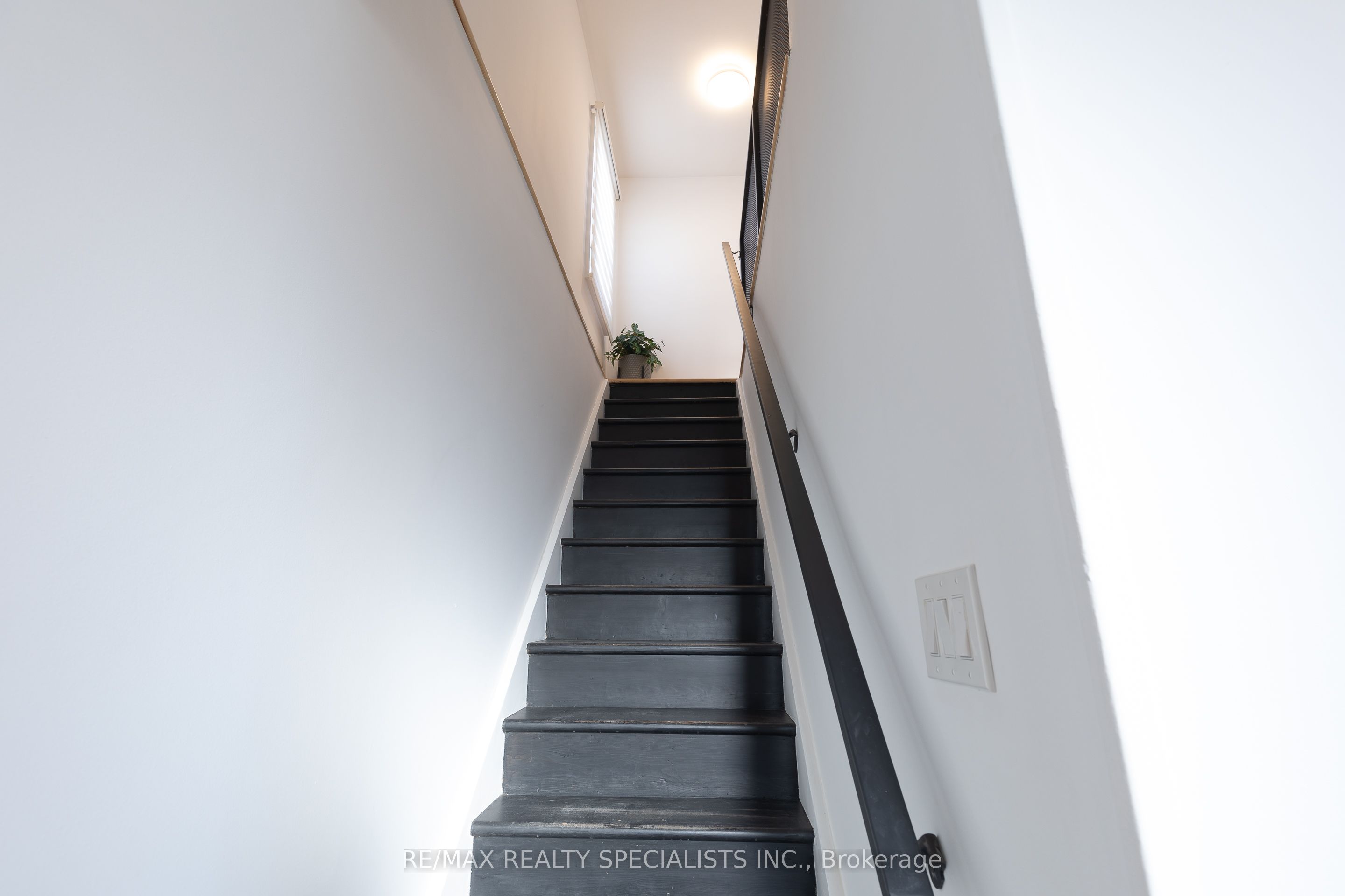 11 Dayton Avenue, Toronto, ON M8Z 3L8 photo 2