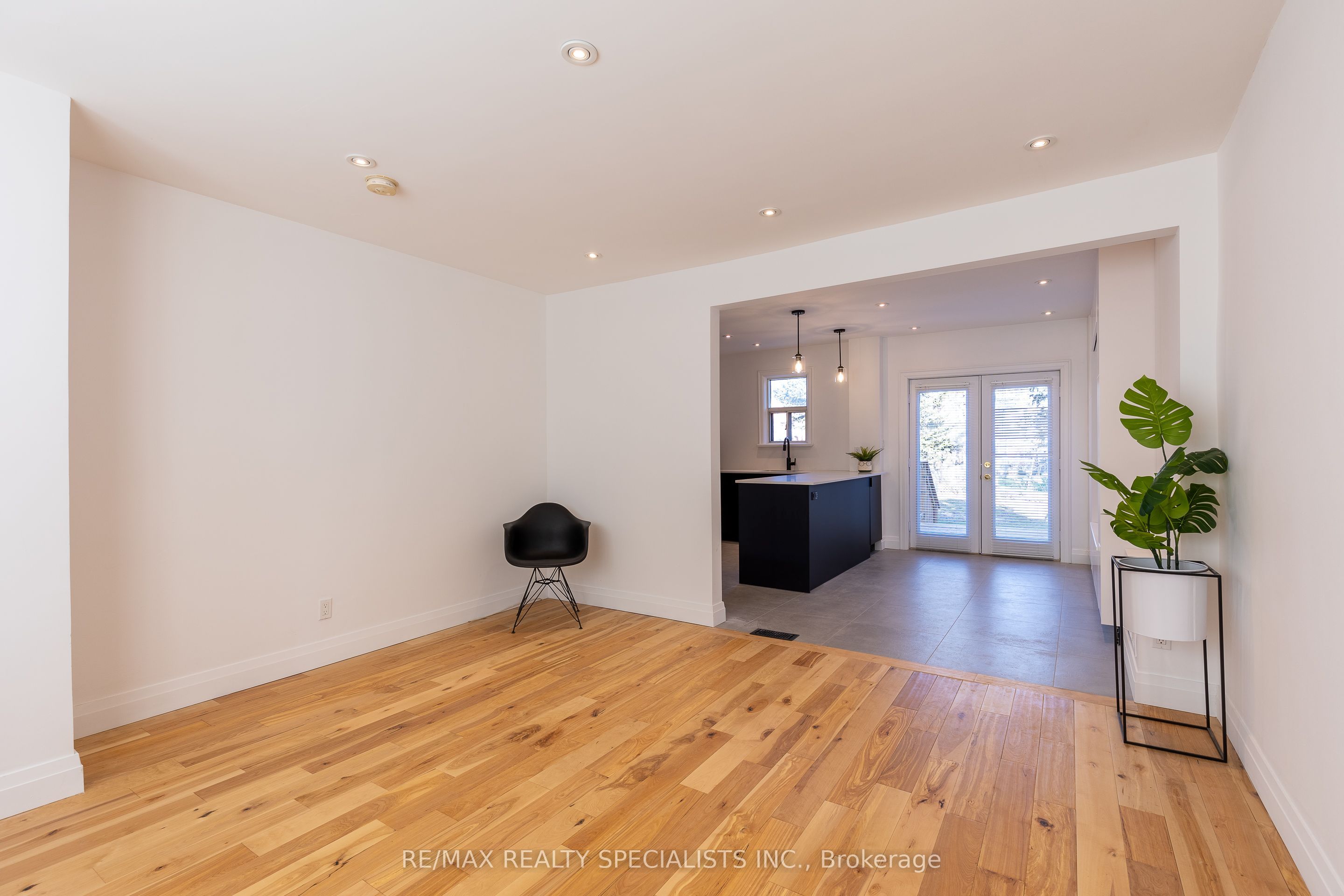 11 Dayton Avenue, Toronto, ON M8Z 3L8 photo 4