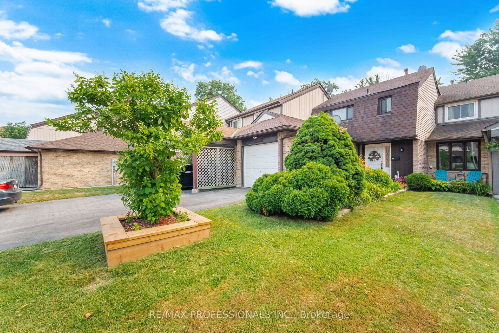 22 Pontiac Court, Brampton, ON L6Z 1C1 photo 2
