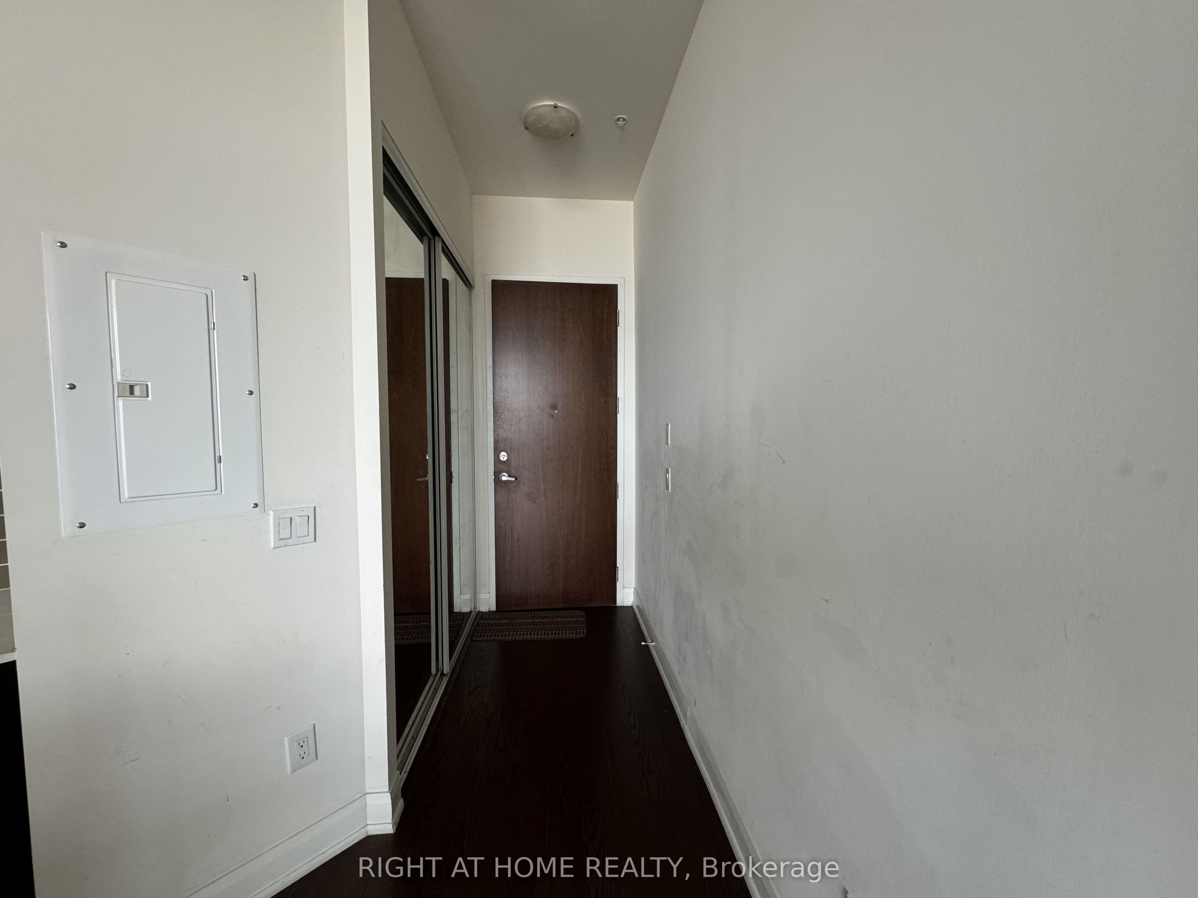 2480 Prince Michael Drive 720, Oakville, ON L6H 0H1 photo 2