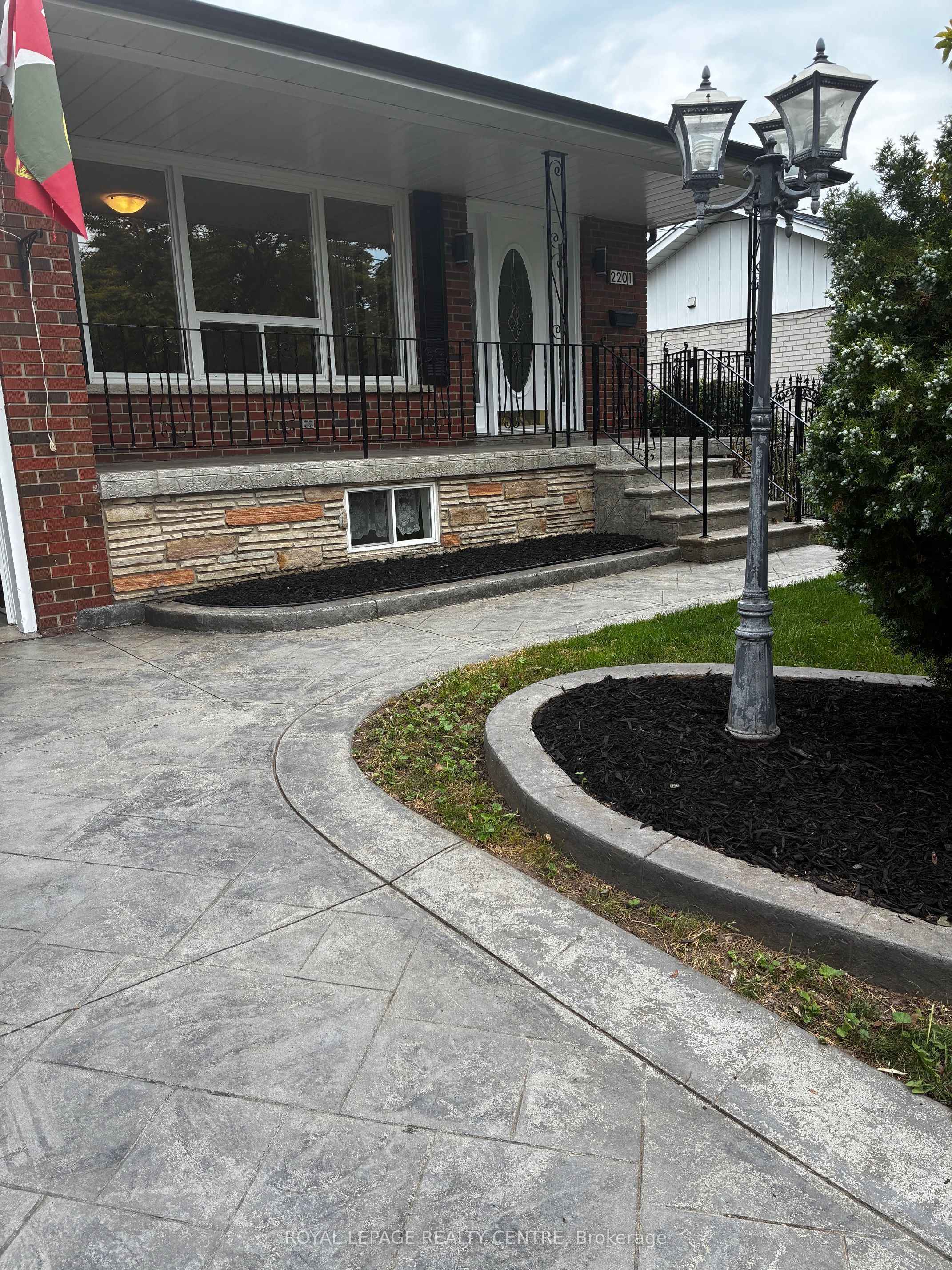 2201 Cliff Road, Mississauga, ON L5A 2N8 photo 2