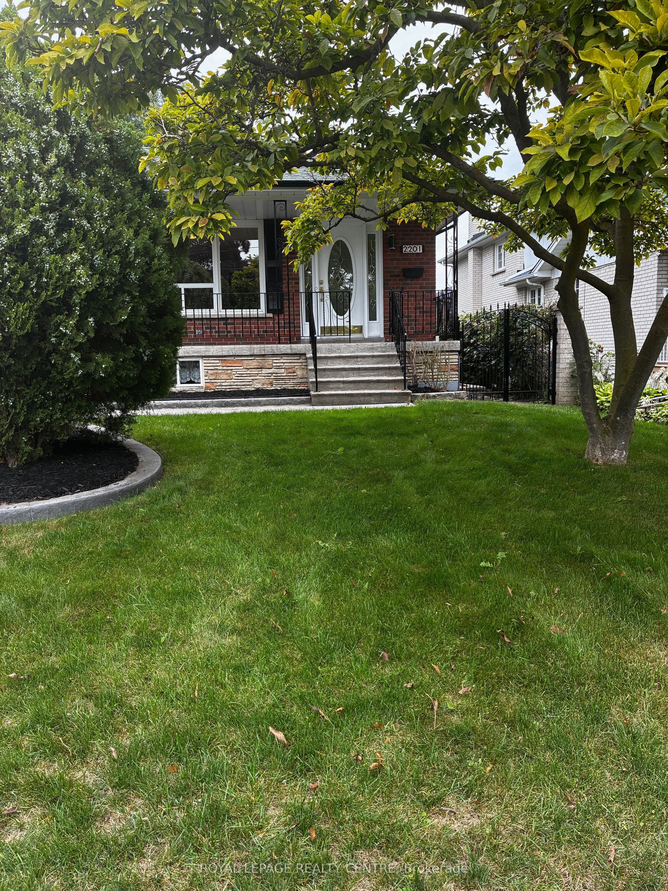 2201 Cliff Road, Mississauga, ON L5A 2N8 photo 3