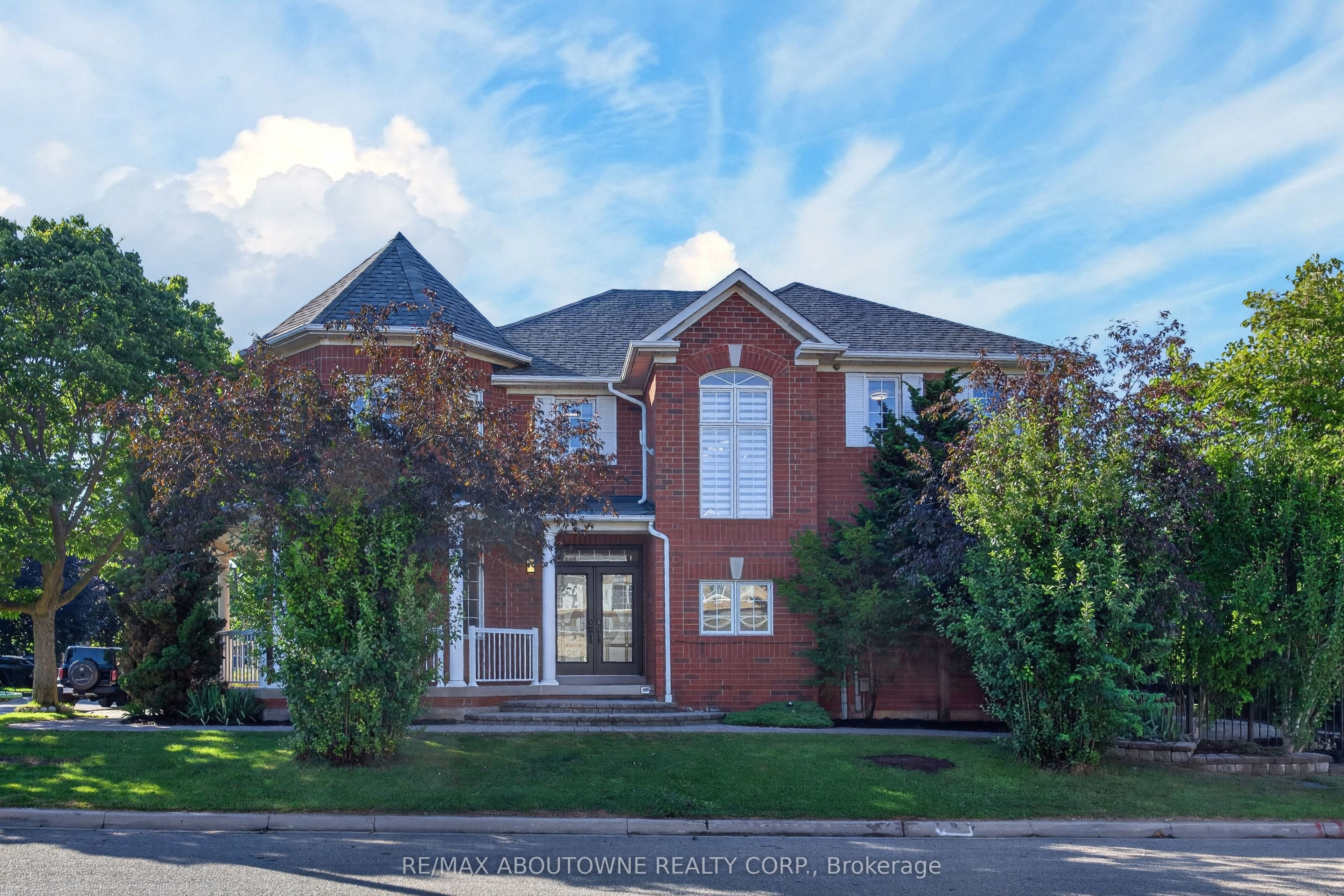 2201 Lapsley Crescent, Oakville, ON L6M 4V2