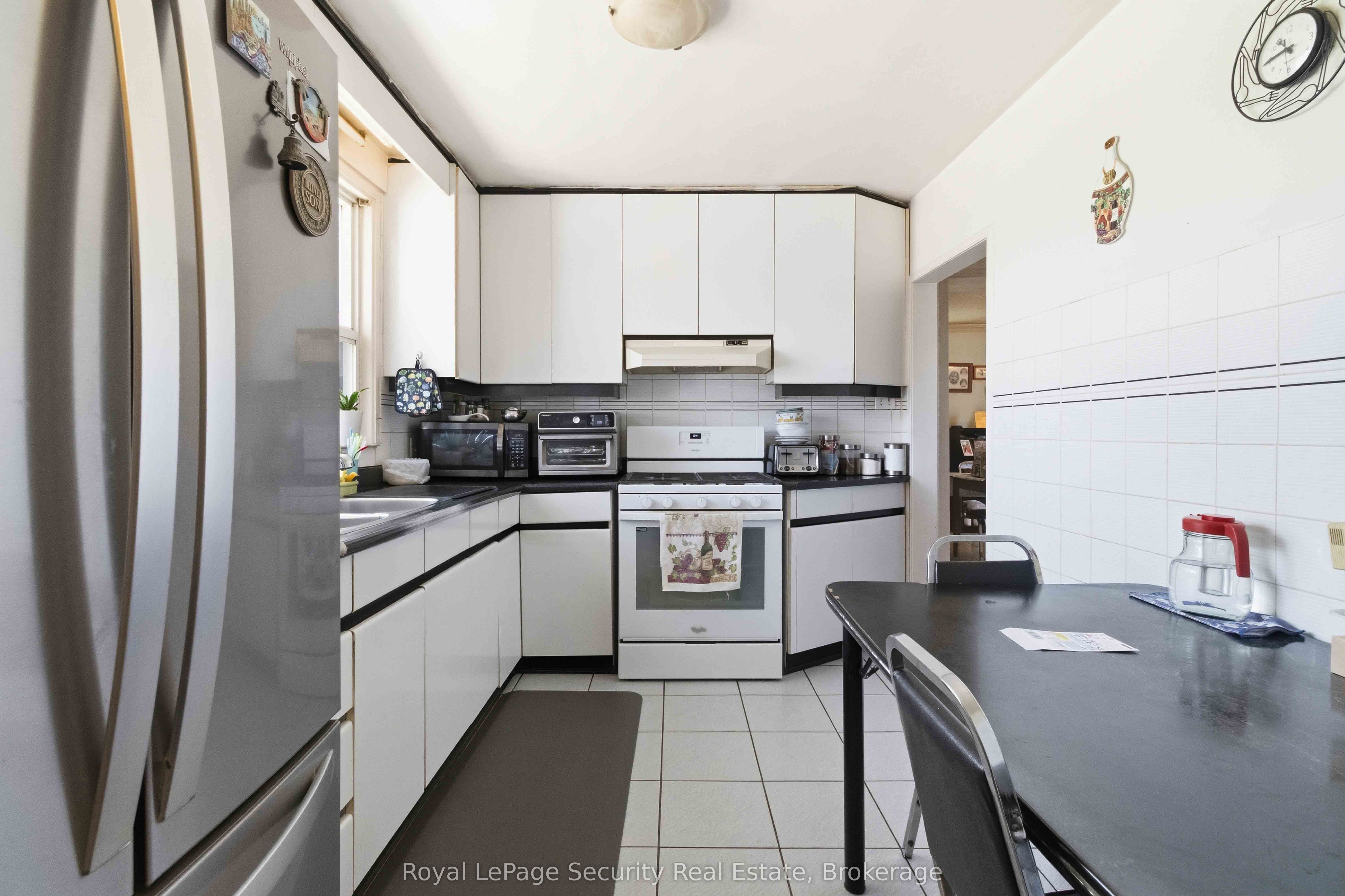 73 St Andrews Boulevard, Toronto, ON M9R 1W4 photo 3