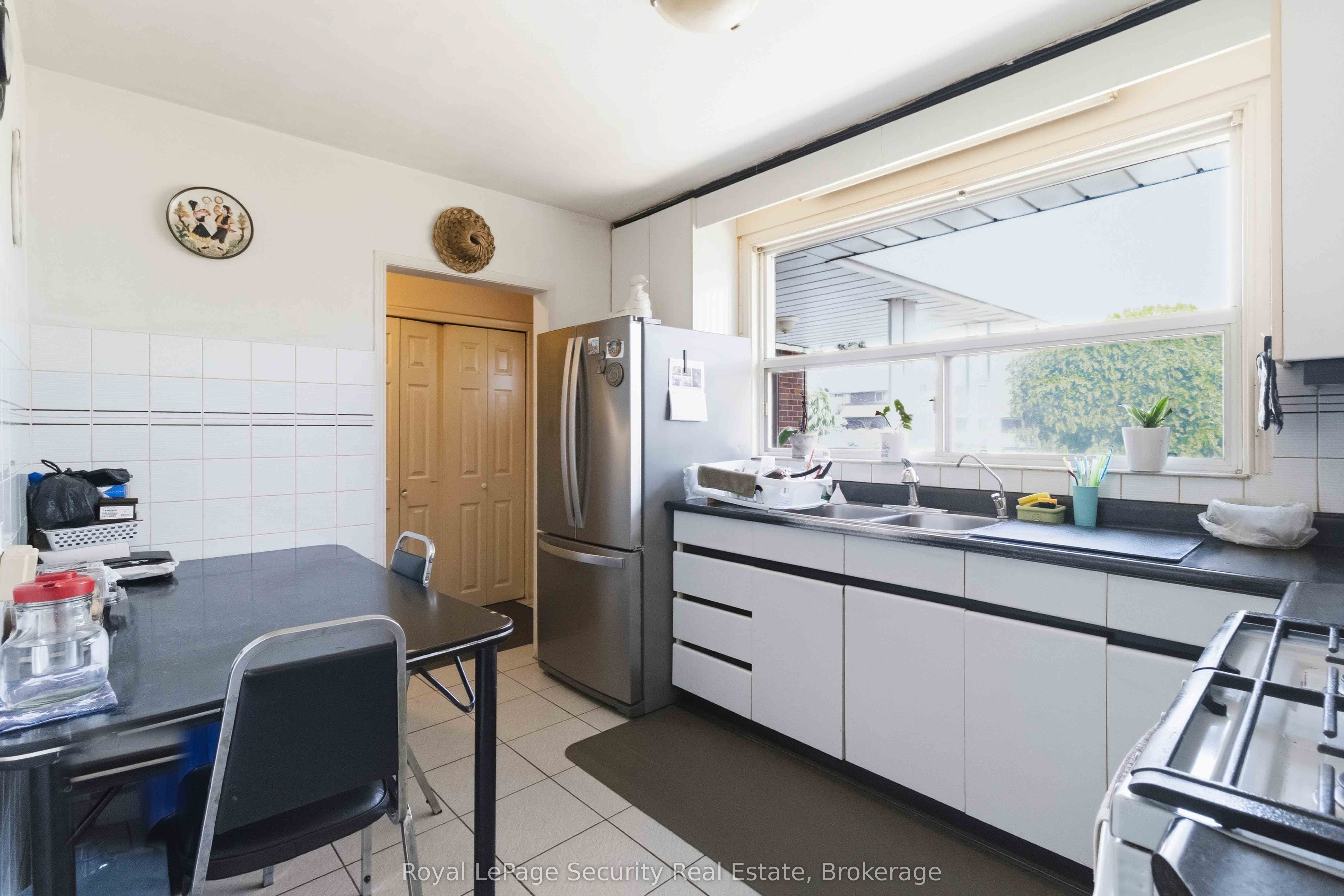 73 St Andrews Boulevard, Toronto, ON M9R 1W4 photo 4