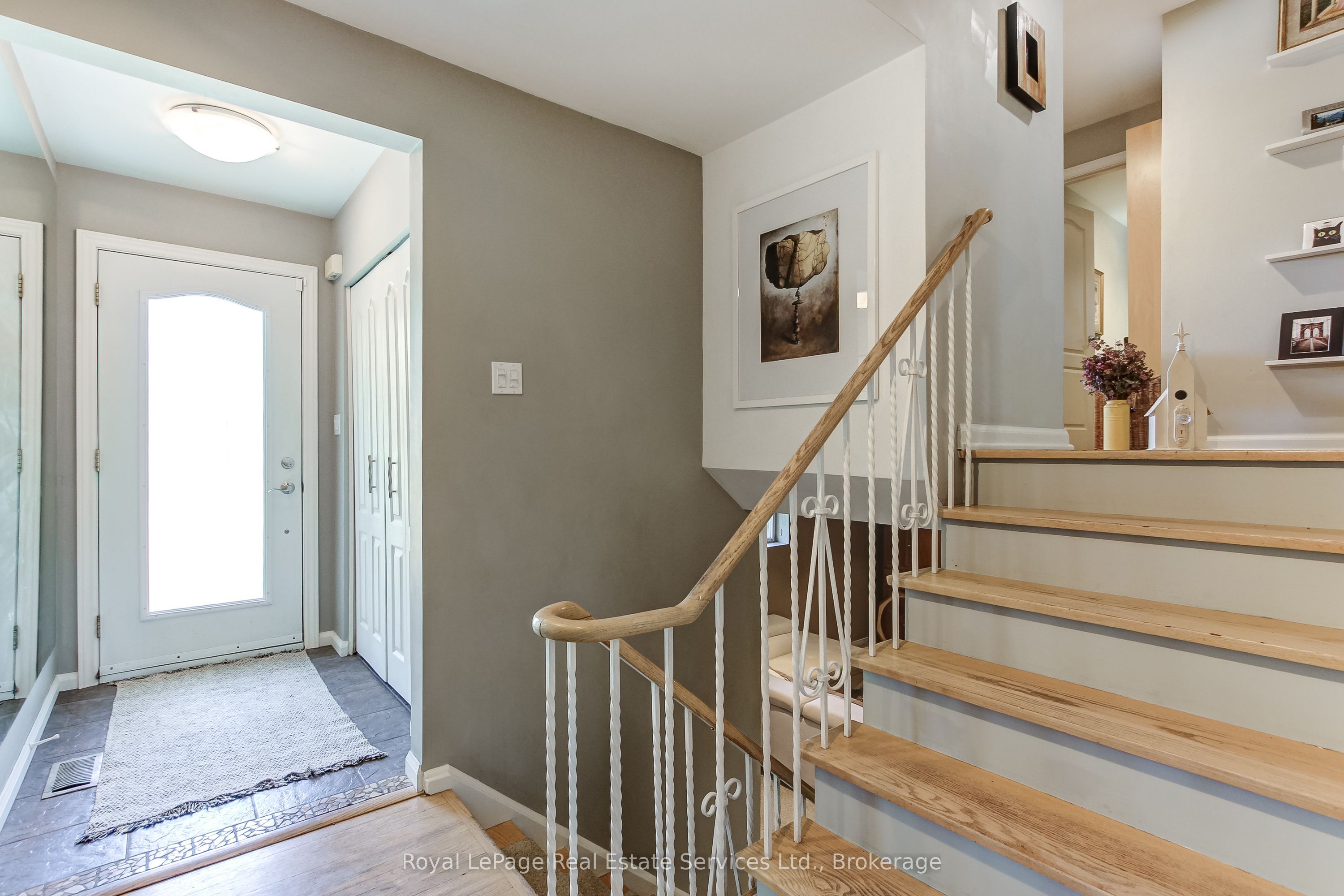 556 Trafford Crescent, Oakville, ON L6L 3T3 photo 3