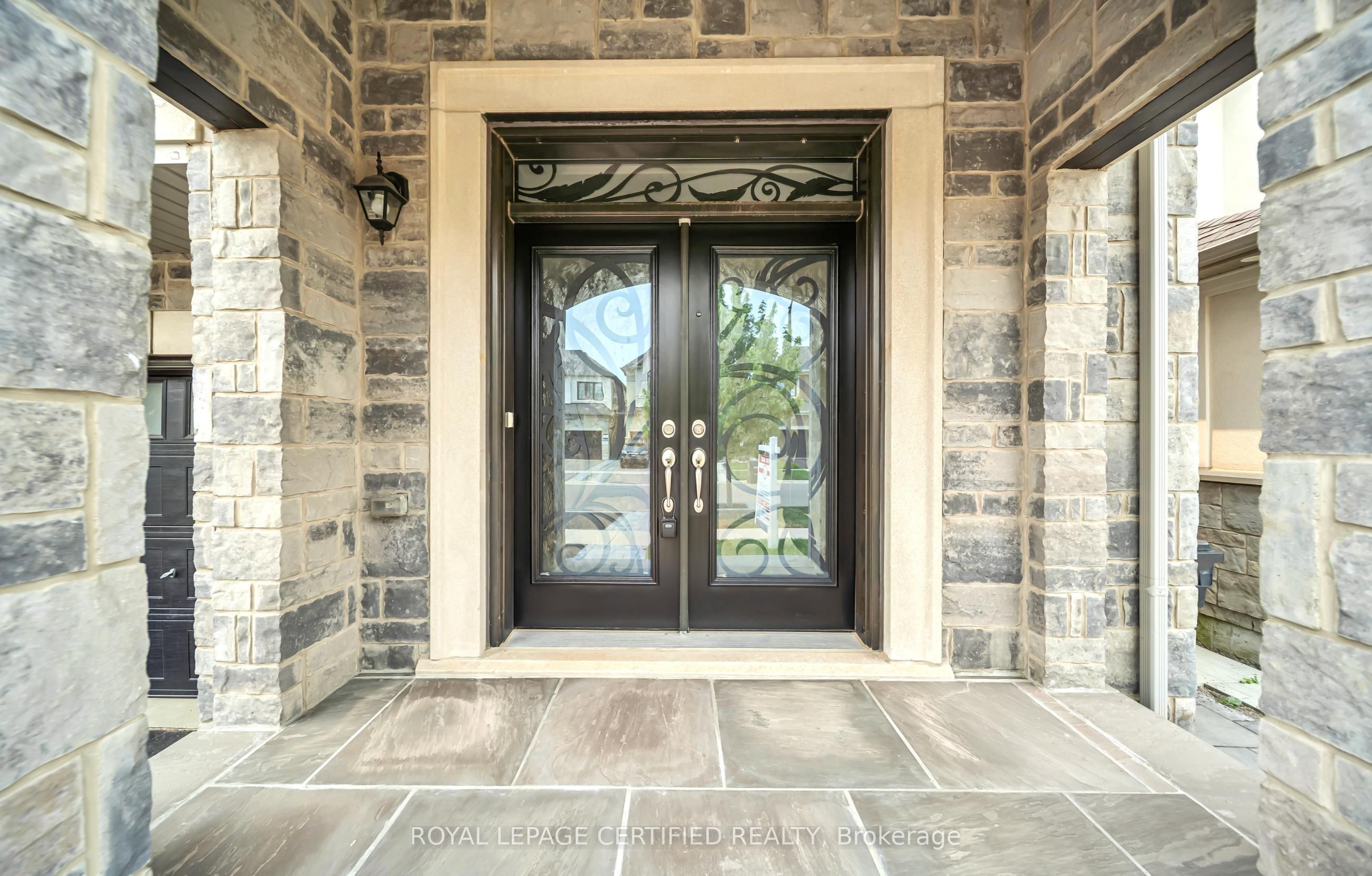 18 Vineyard Drive, Brampton, ON L6Y 2A5 photo 3