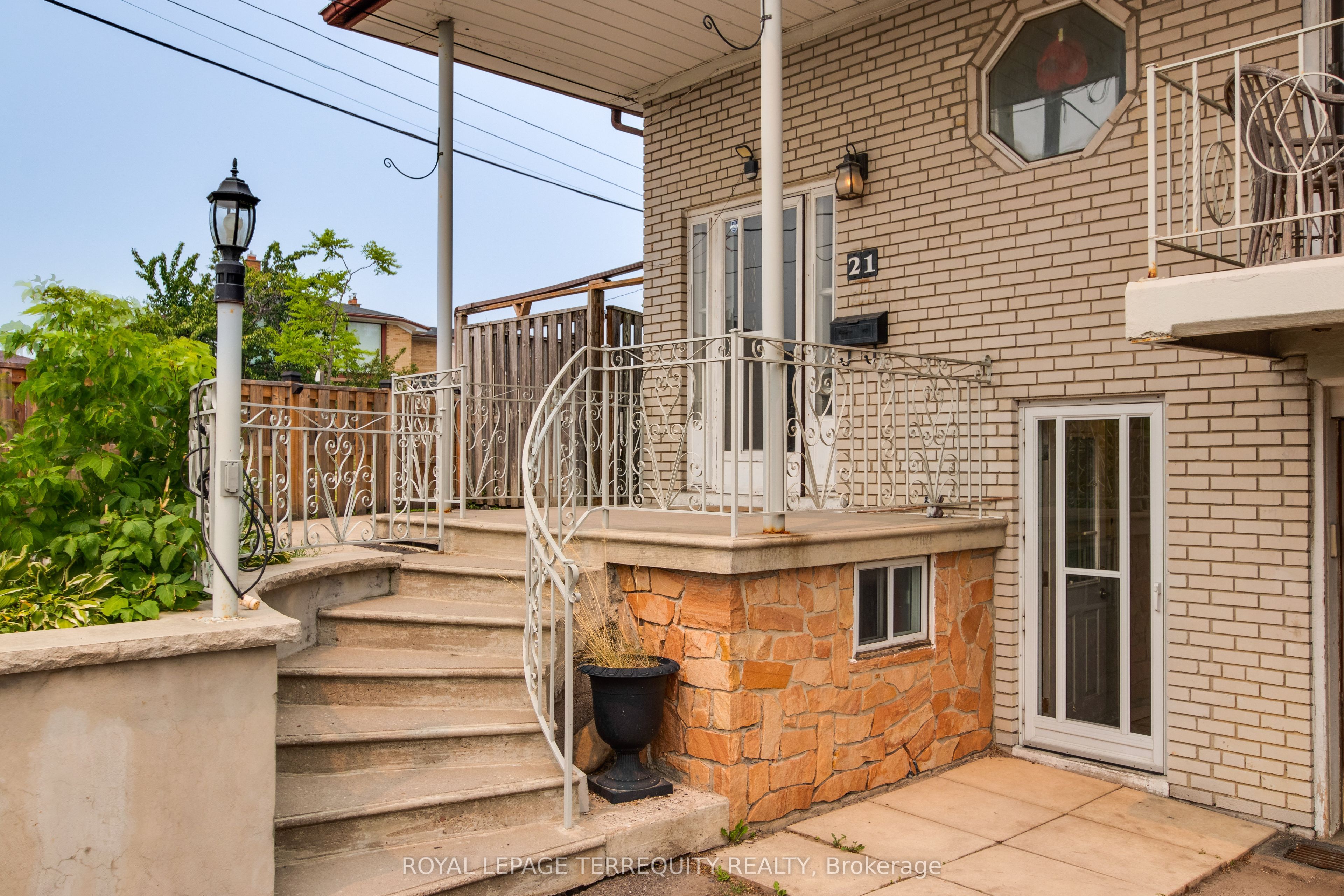 21 Buckland Road, Toronto, ON M3L 1V9 photo 2