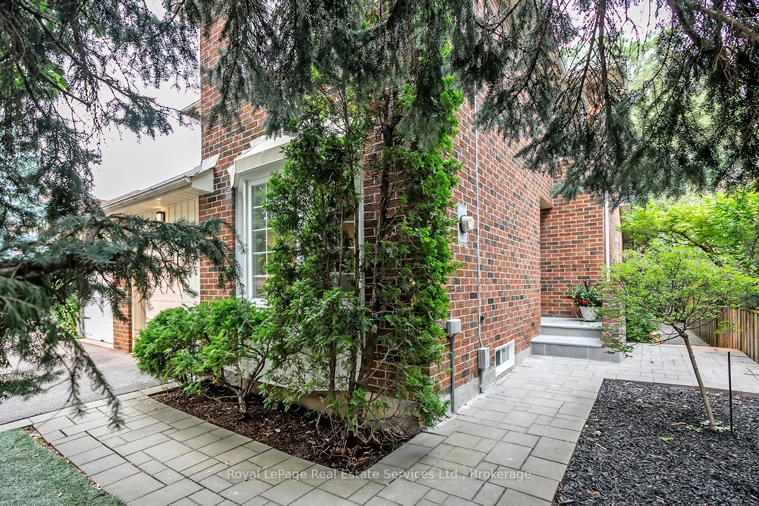 1194 Potters Wheel Crescent, Oakville, ON L6M 1J2 photo 2
