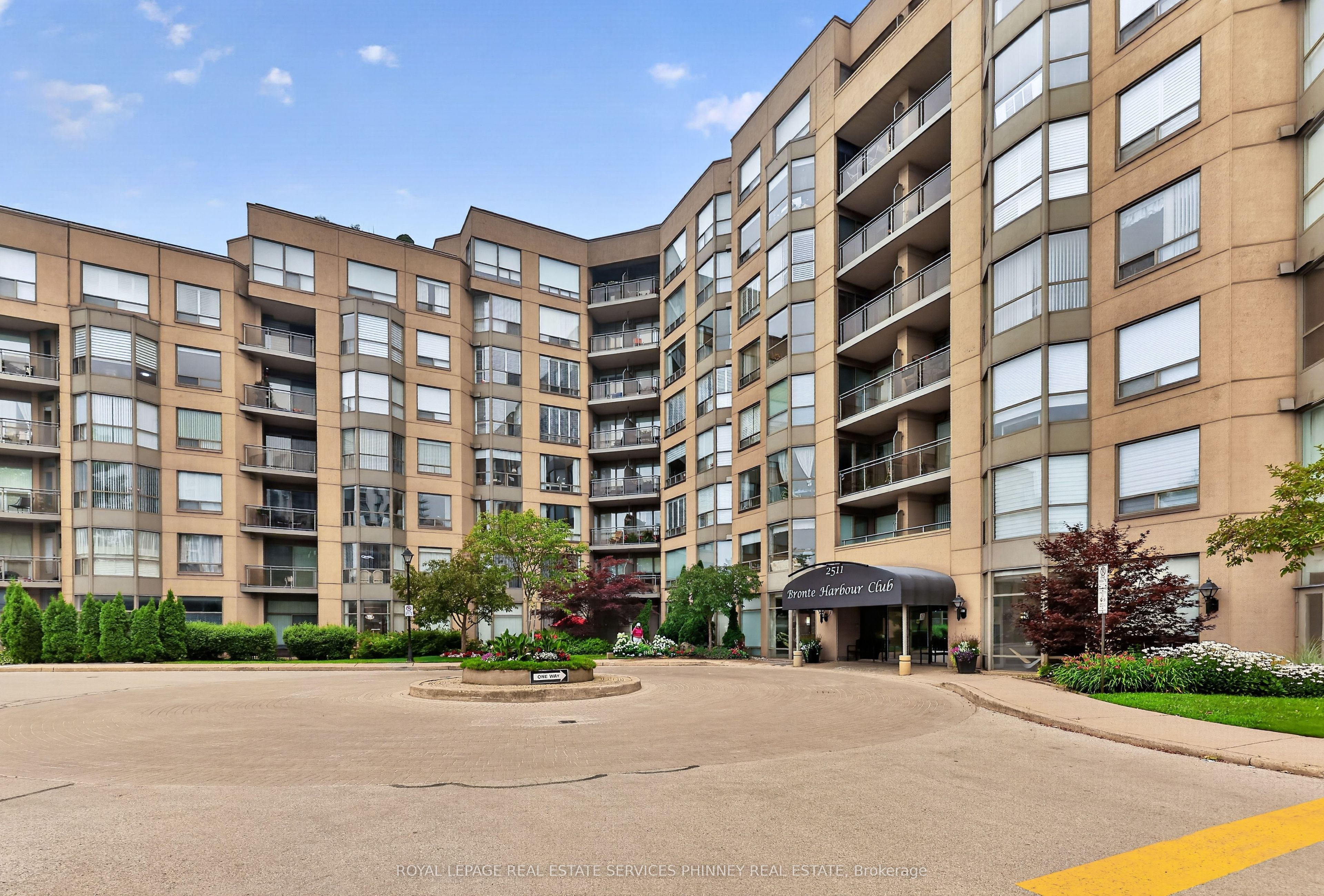2511 Lakeshore Road W 407, Oakville, ON L6L 6L9 photo 2