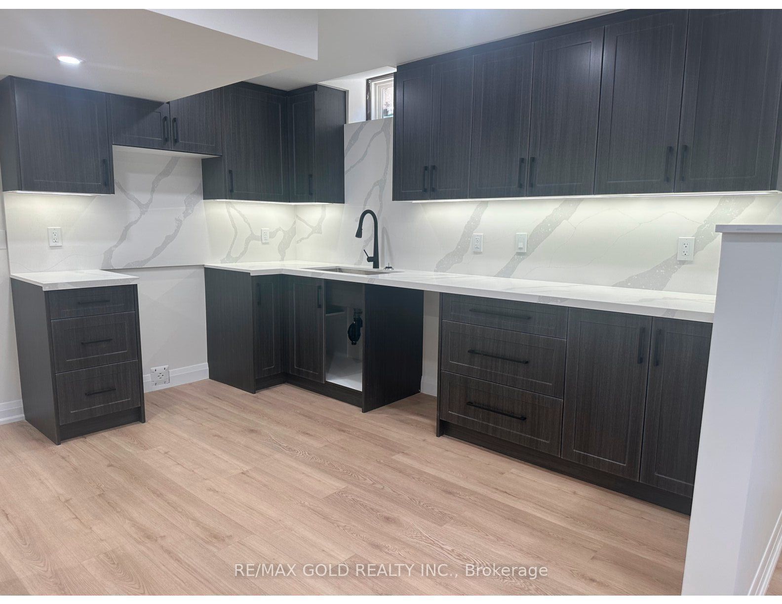 18 Hullen Crescent Lower level, Toronto, ON M9W 7C1