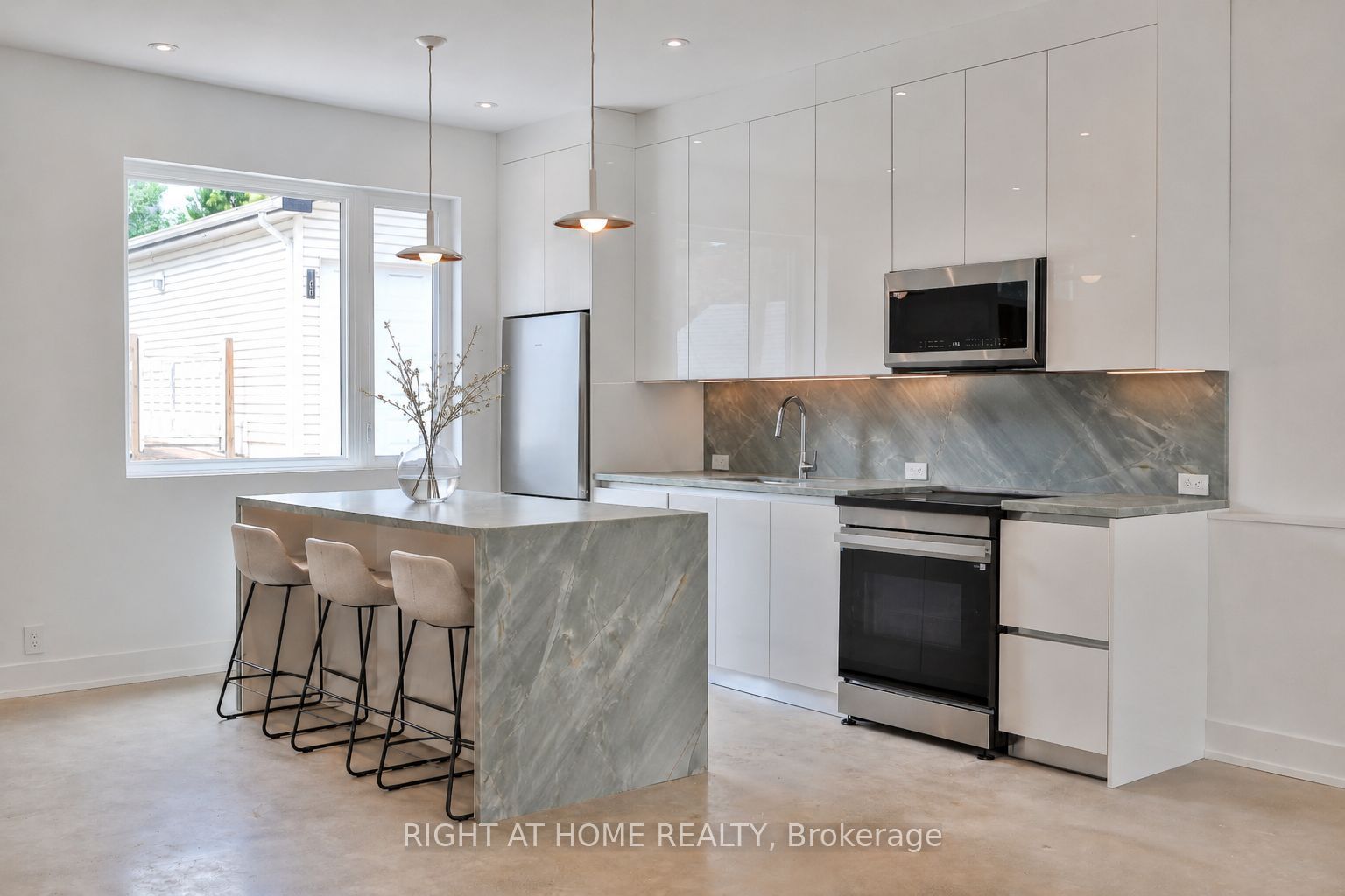 266 Indian Grove 2, Toronto, ON M6P 2H5 photo 2