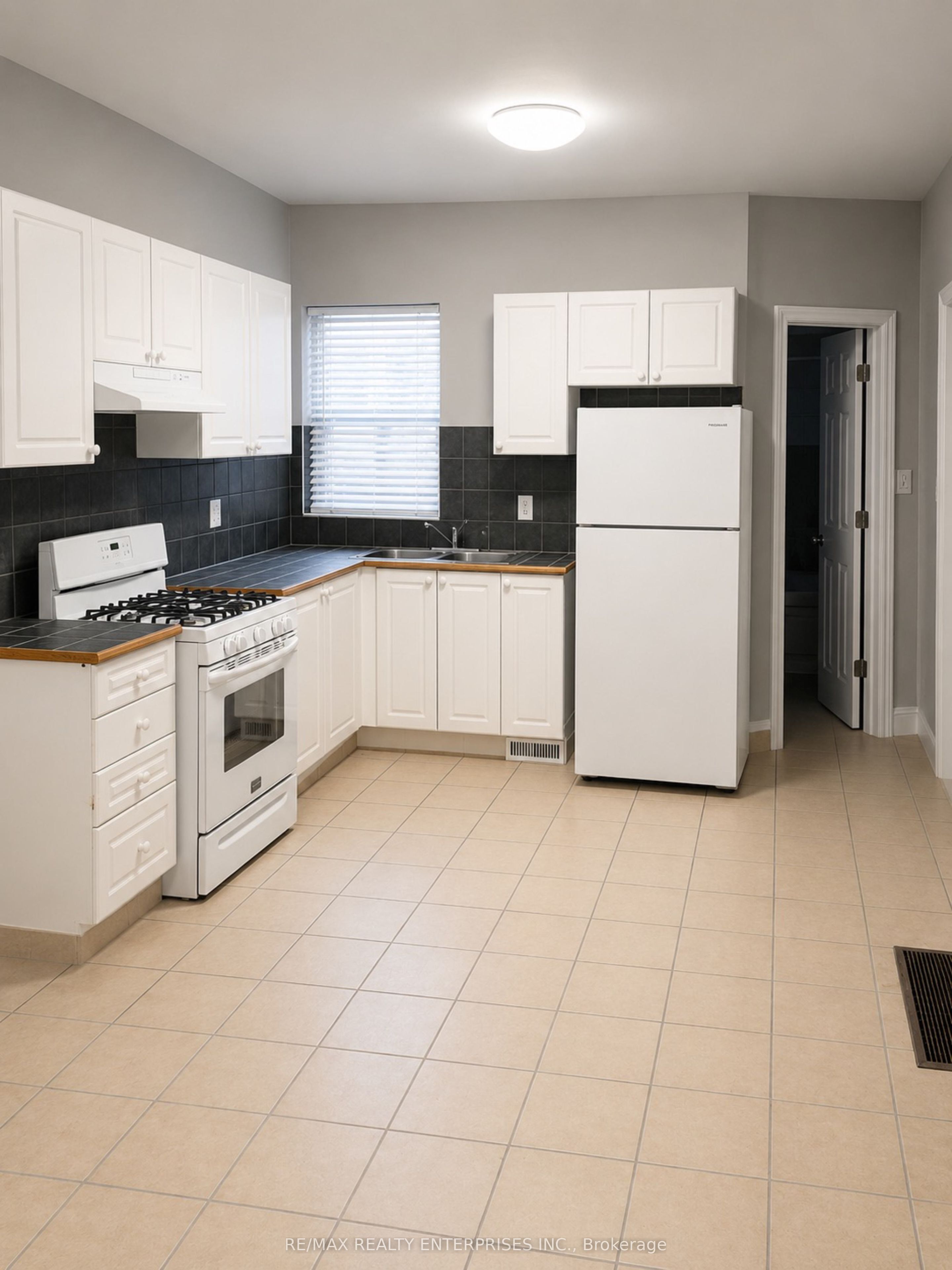 1136 Dufferin Street 2, Toronto, ON M6H 4B6 photo 3