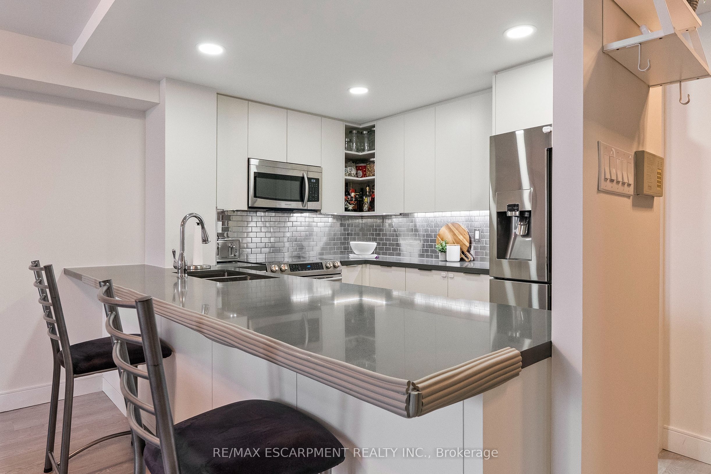 1155 Bough Beeches Boulevard 406, Mississauga, ON L4W 4N2 photo 5