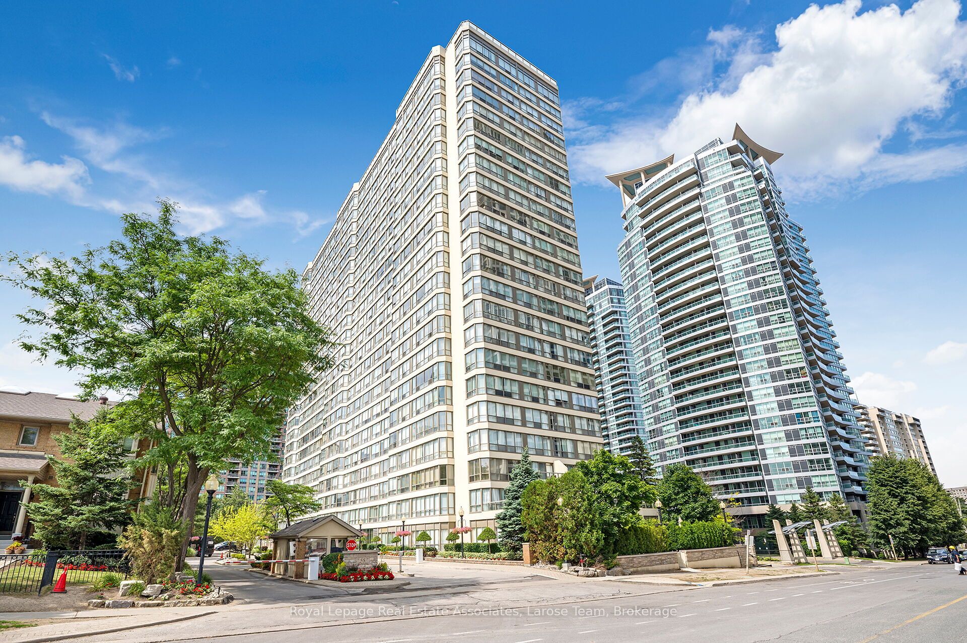 55 Elm Drive W Ph02, Mississauga, ON L5B 3Z3 photo 2