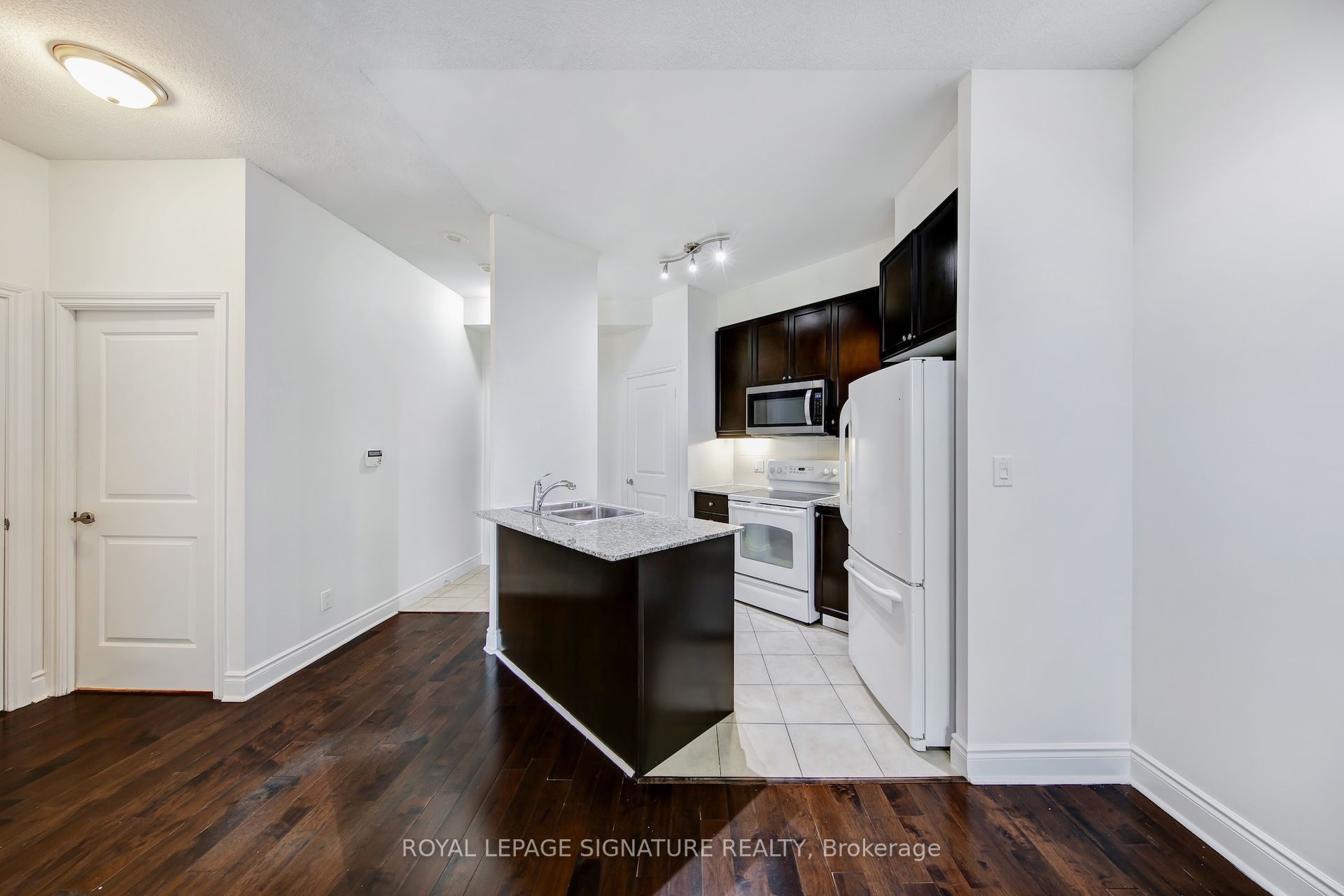 25 Earlington Avenue 307, Toronto, ON M8X 3A3 photo 5