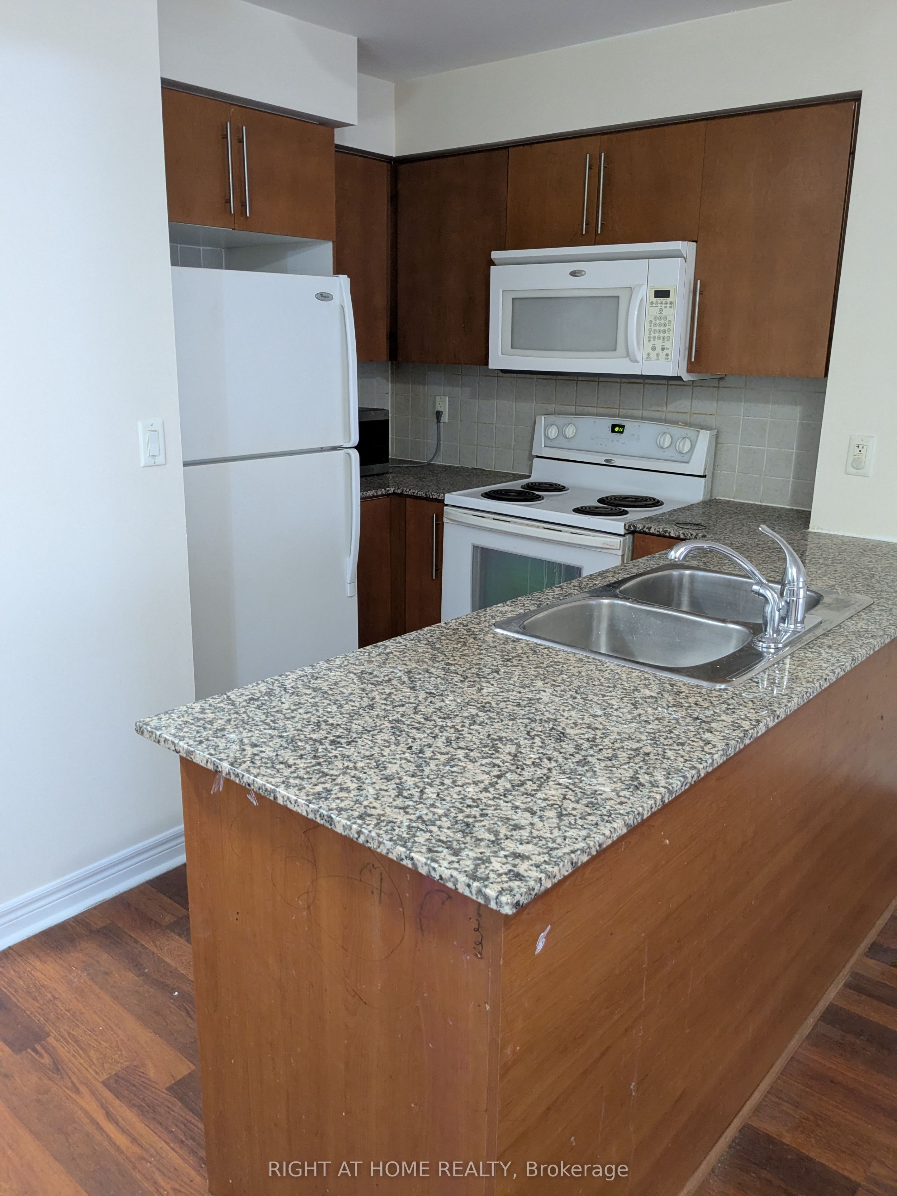 310 Burnhamthorpe Road W 1408, Mississauga, ON L5B 4P9 photo 3