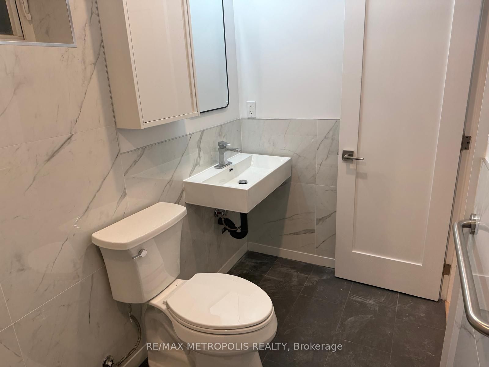 14 Stephen Drive Basement, Toronto, ON M8Y 3M5 photo 3
