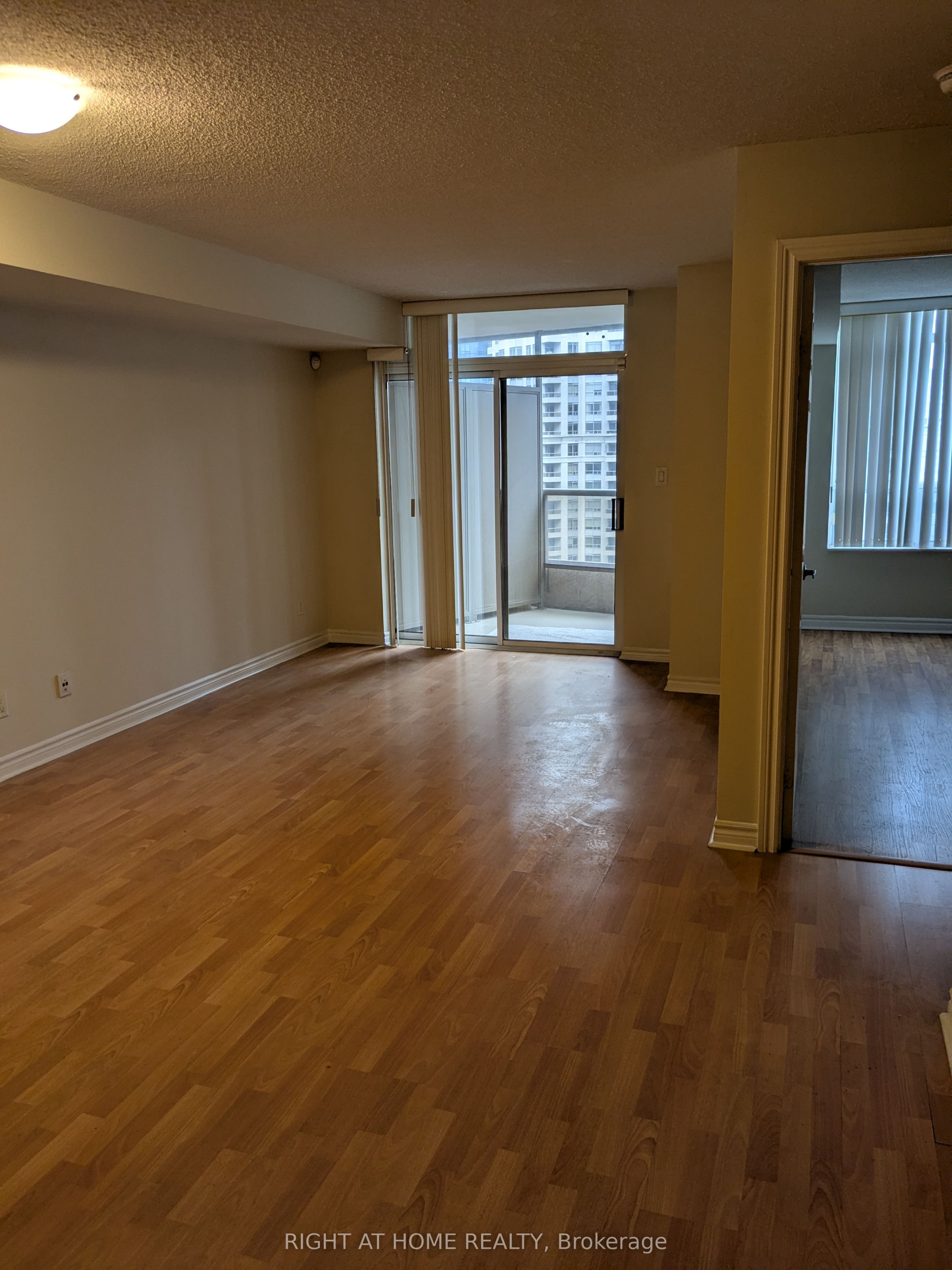 3880 Duke of York Boulevard 1602, Mississauga, ON L5B 4M7 photo 2