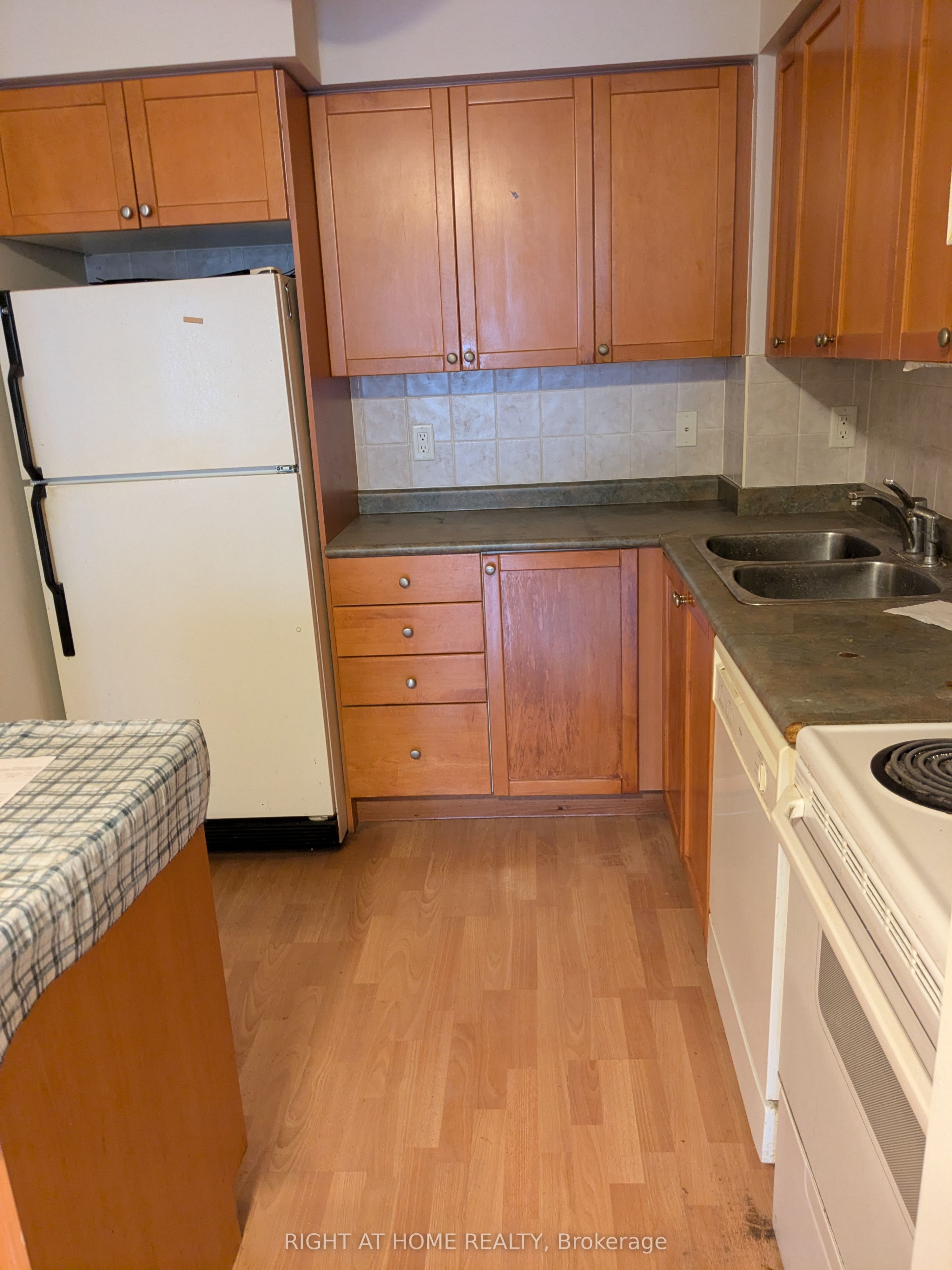 3880 Duke of York Boulevard 1602, Mississauga, ON L5B 4M7 photo 5