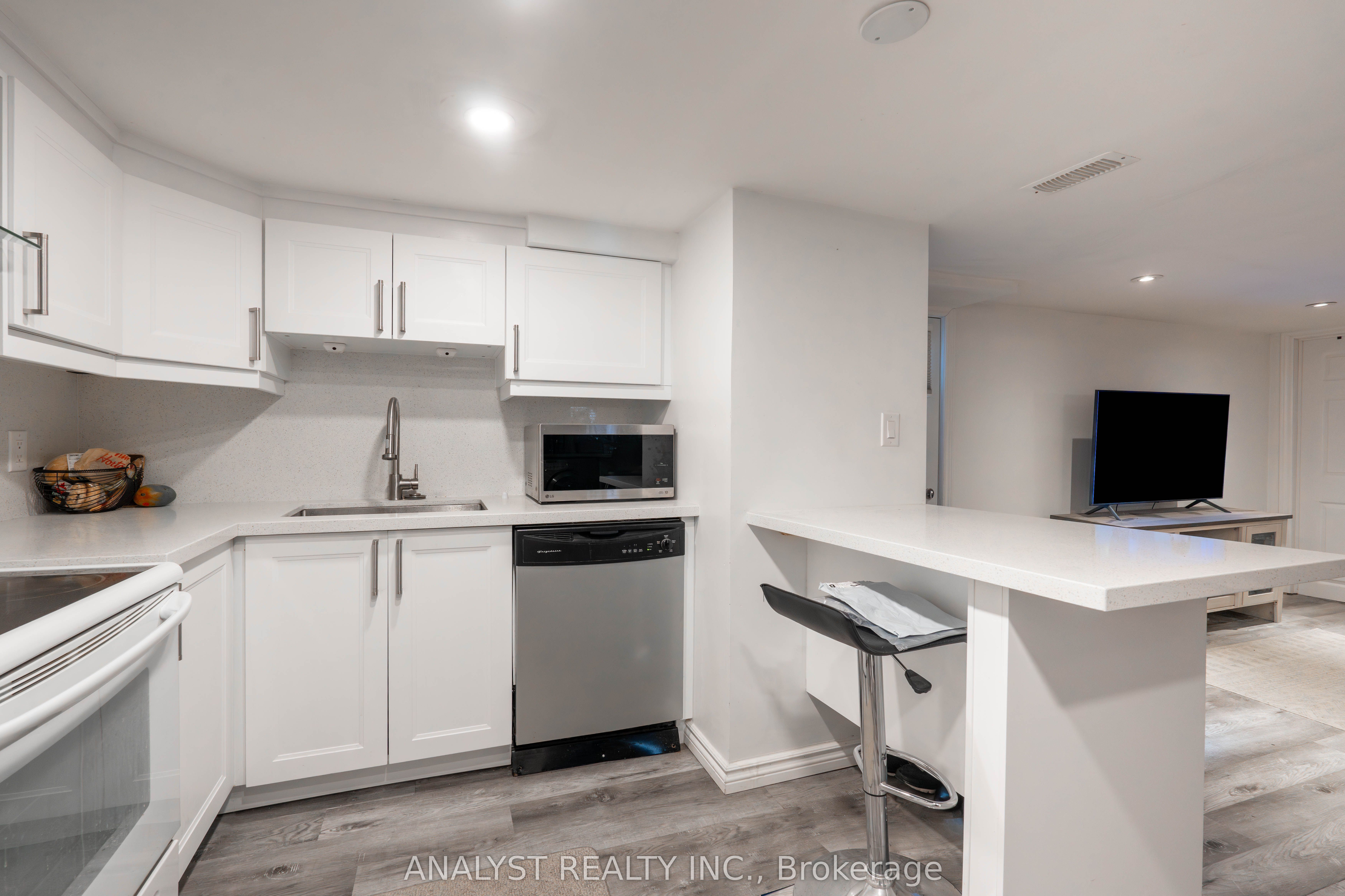 39 Chartwell Road Bsmt, Toronto, ON M8Z 4E9 photo 5