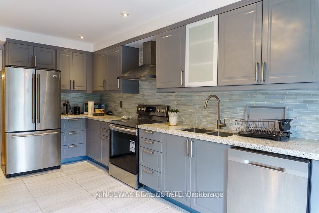 1048 Charminster Crescent, Mississauga, ON L5V 1R1 photo 2