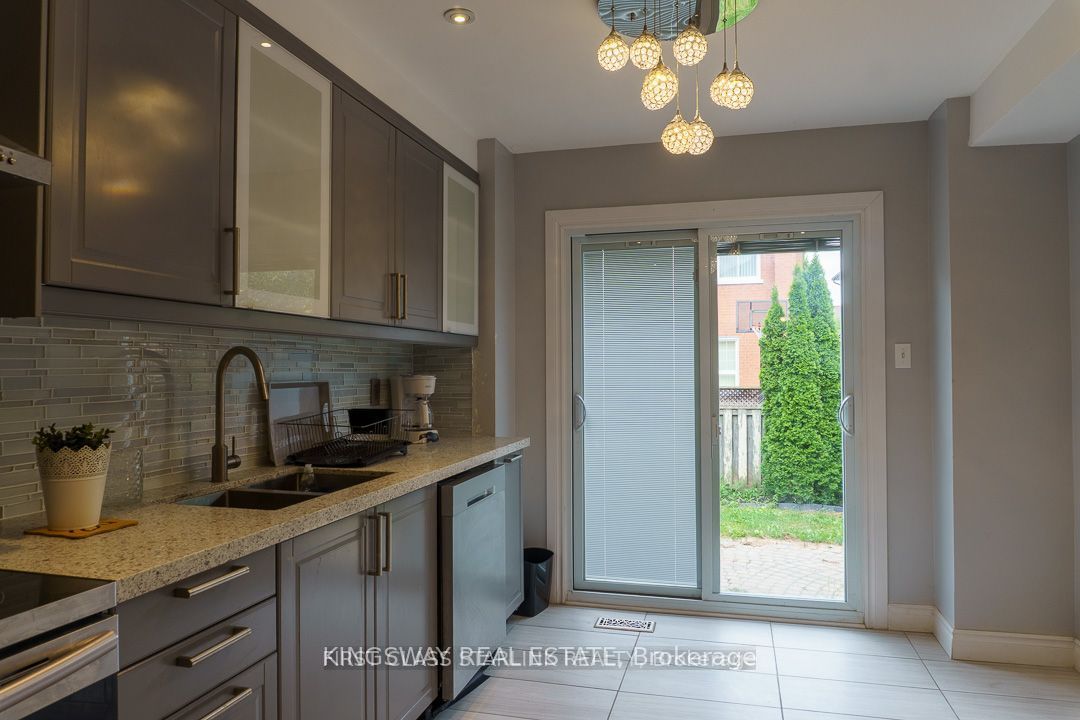 1048 Charminster Crescent, Mississauga, ON L5V 1R1 photo 3