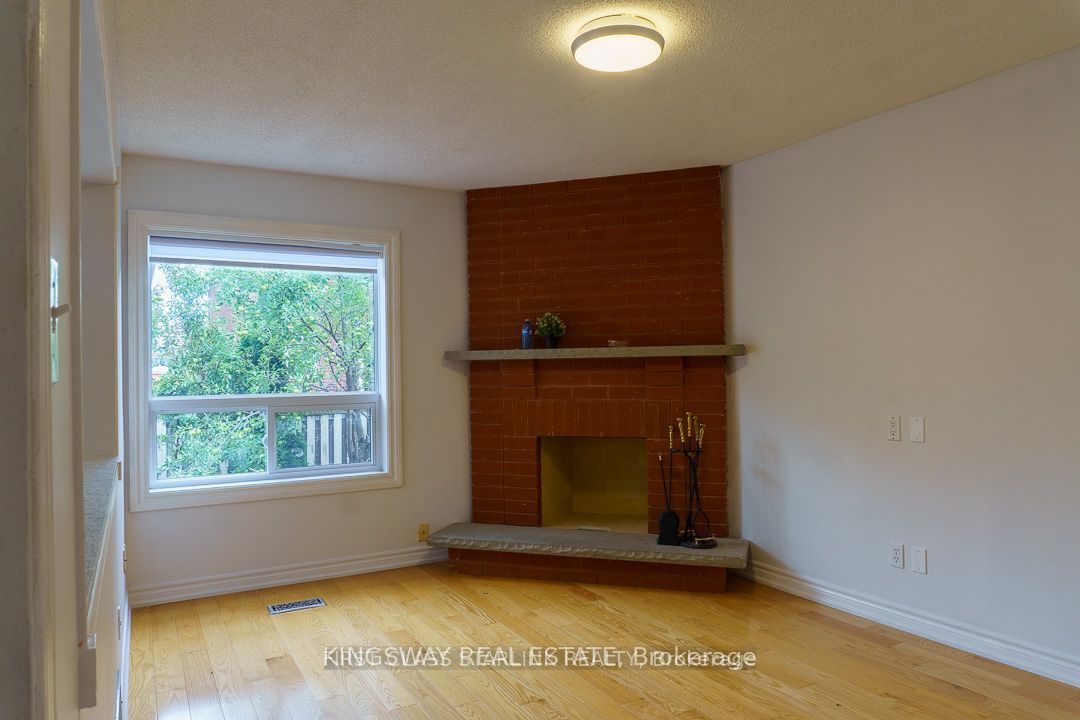 1048 Charminster Crescent, Mississauga, ON L5V 1R1 photo 4