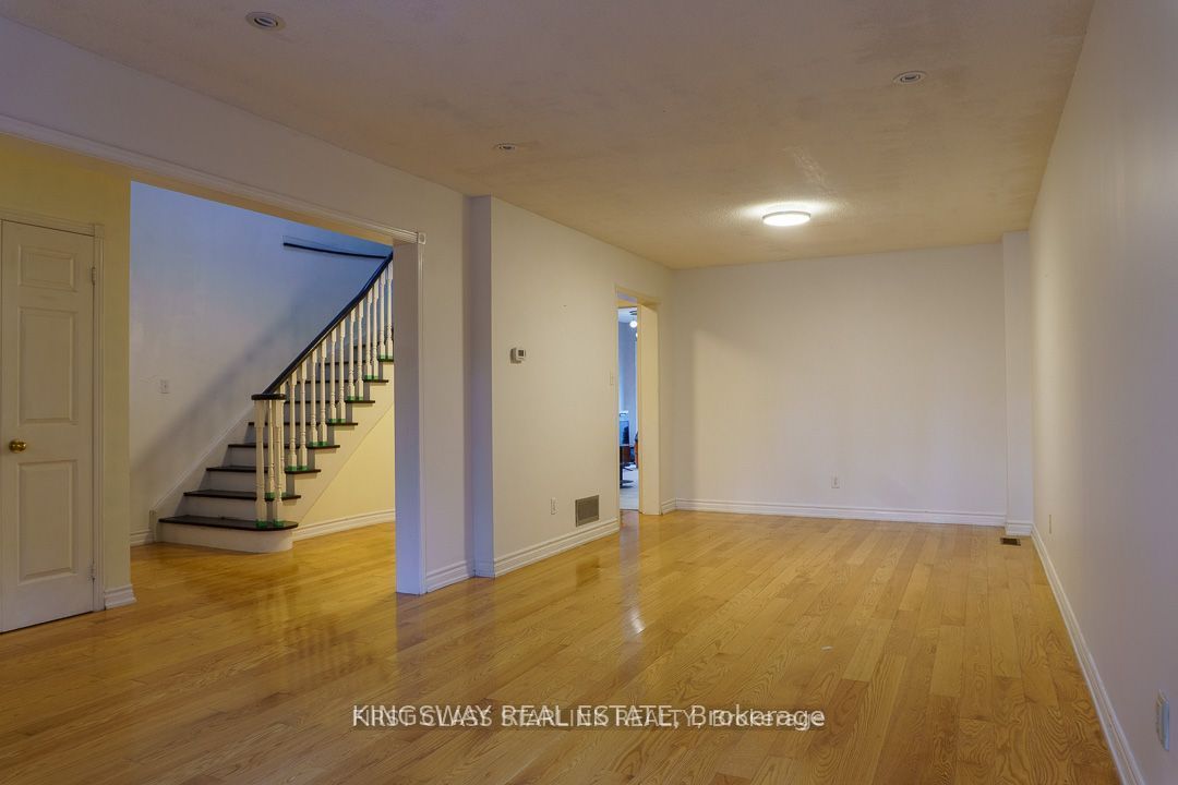 1048 Charminster Crescent, Mississauga, ON L5V 1R1 photo 5