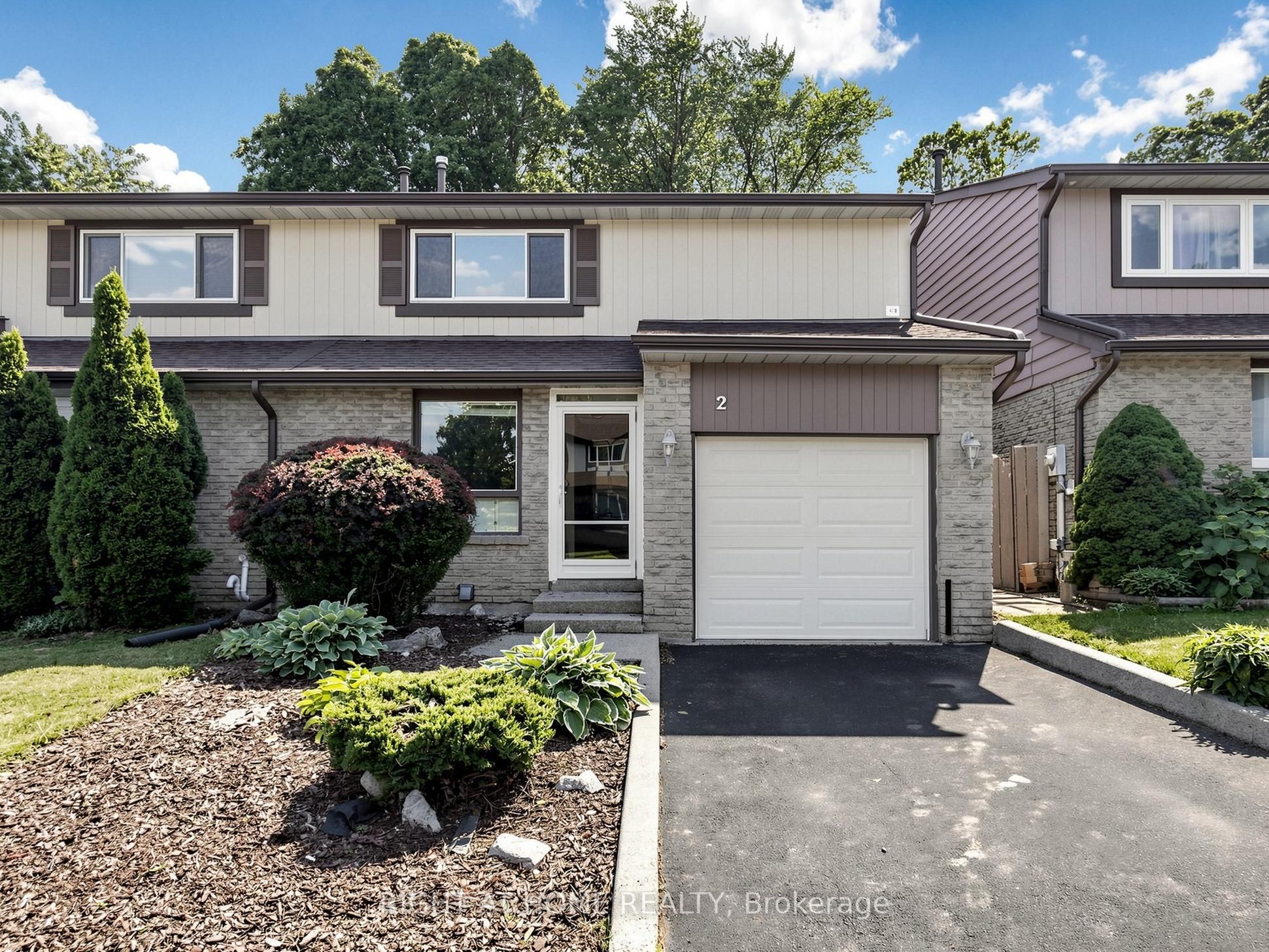 1580 Lancaster Drive 2, Oakville, ON L6H 2Z5 photo 2