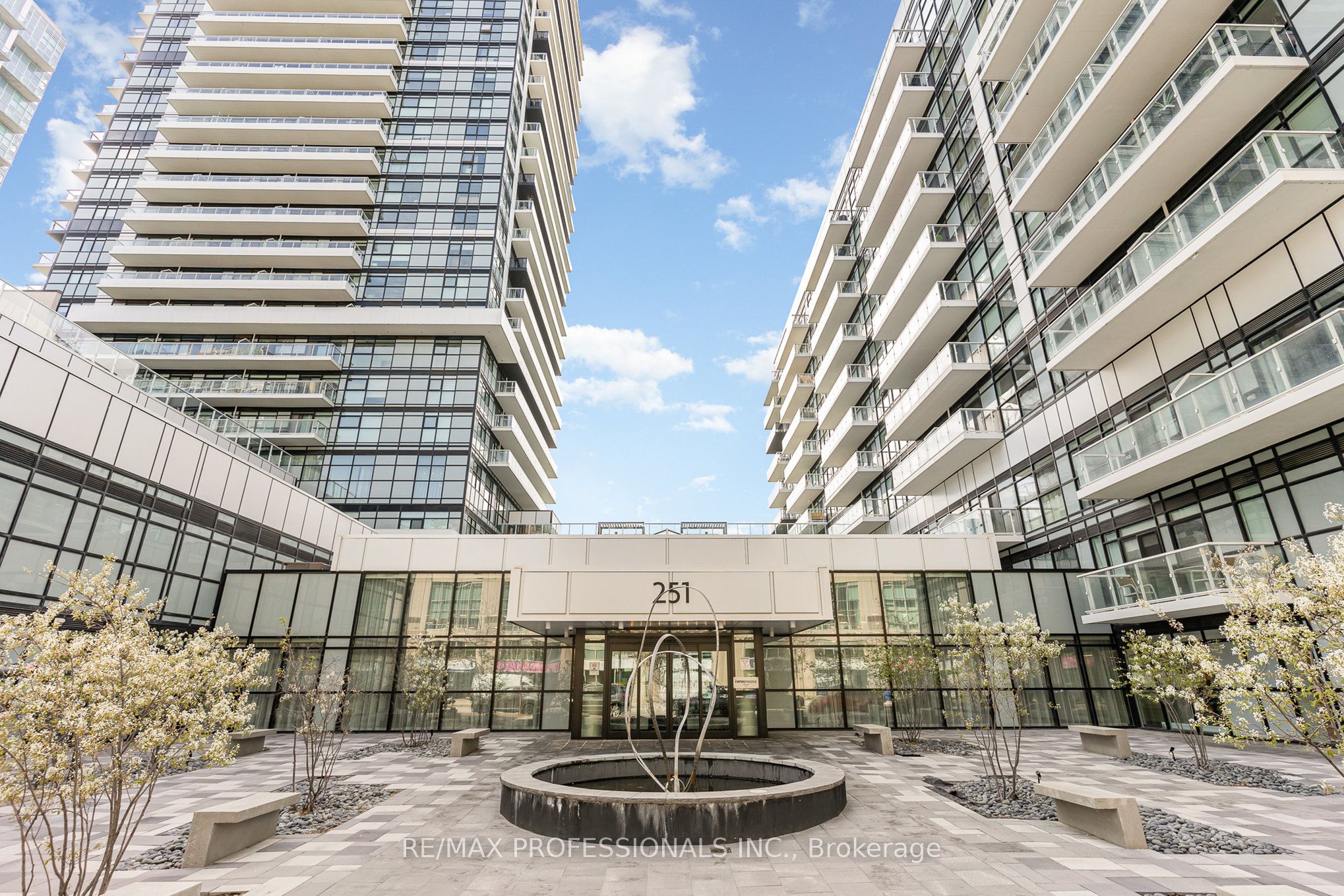 251 Manitoba Street 625, Toronto, ON M8Y 0C7