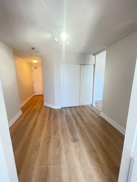 115 Hillcrest Avenue 1216, Mississauga, ON L5B 3Y9 photo 3