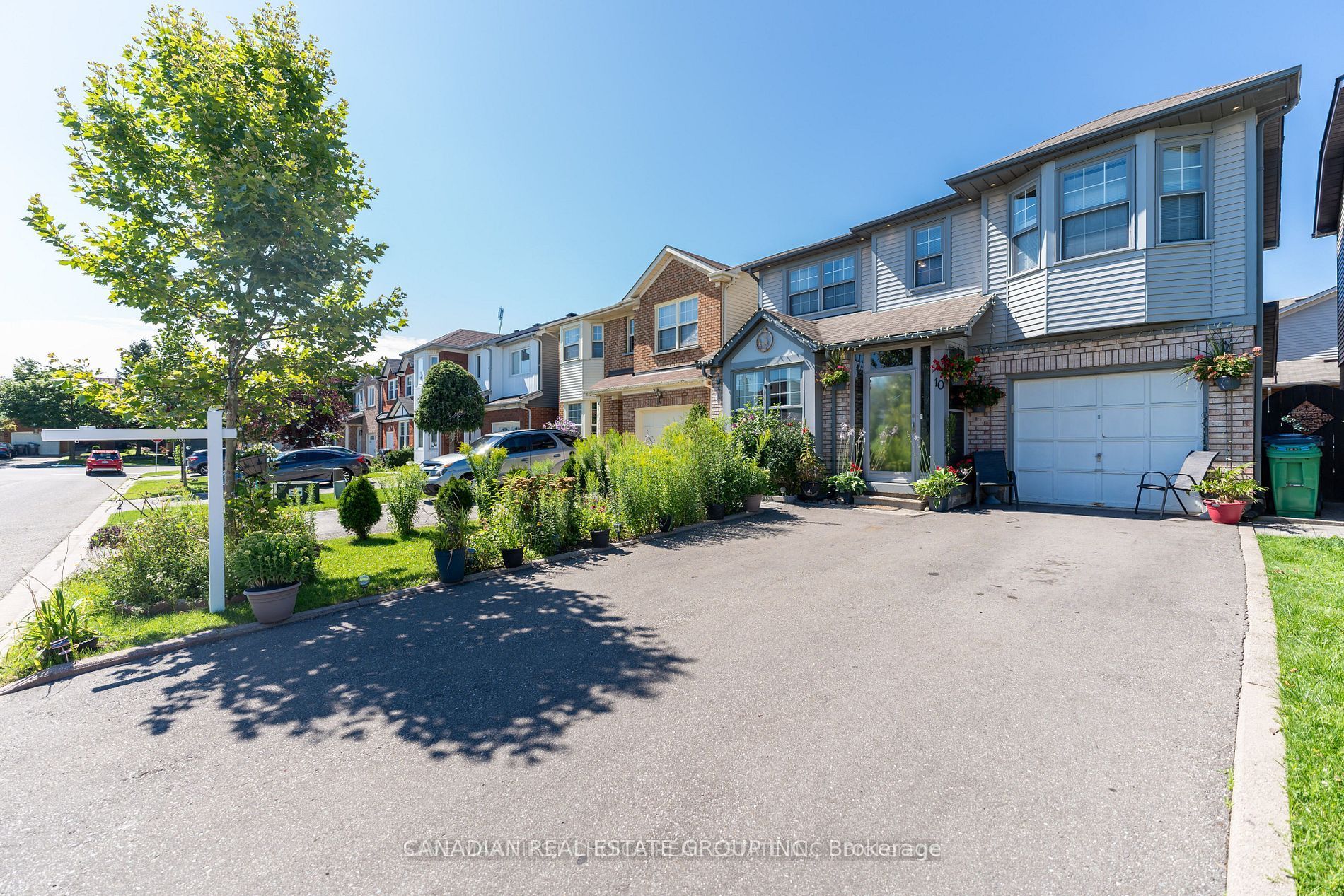 10 Chipmunk Crescent, Brampton, ON L6R 1B2 photo 2