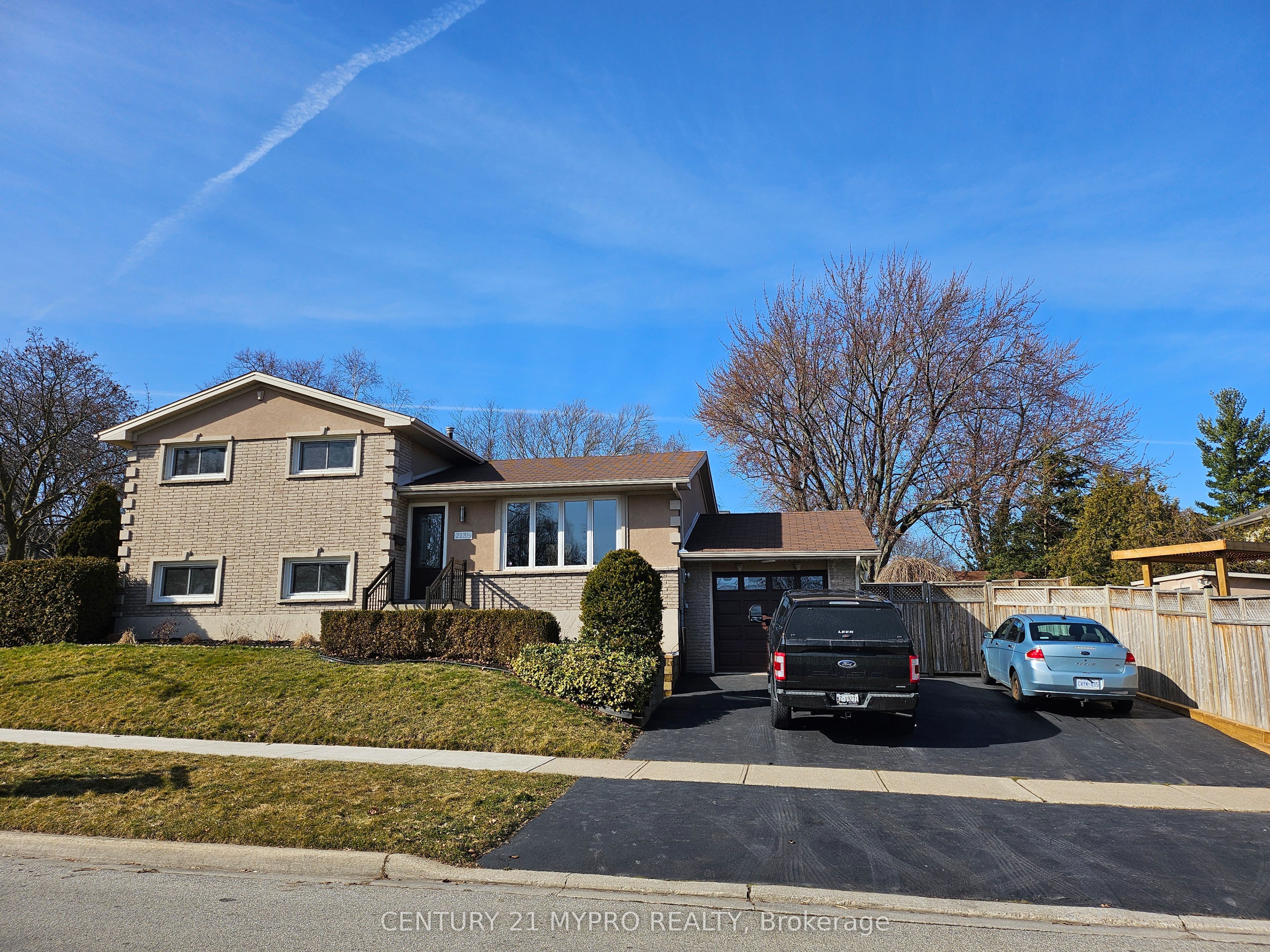 2135 Cobblestone Drive, Burlington, ON L7P 3K2 photo 2
