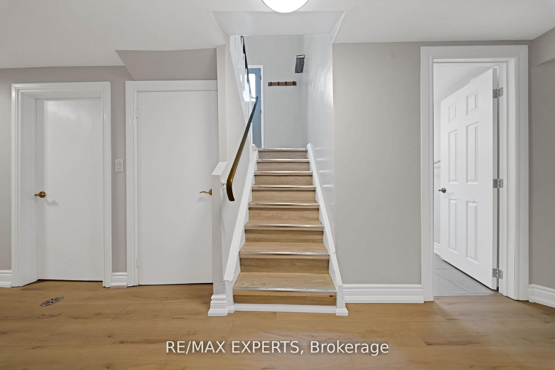 934 Beechwood Avenue Lower, Mississauga, ON L5G 4E2 photo 4