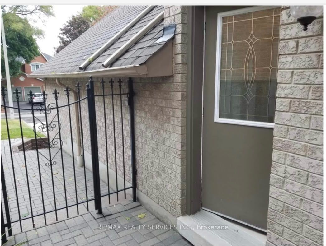 1543 Polesden Drive, Mississauga, ON L5G 4P8 photo 2