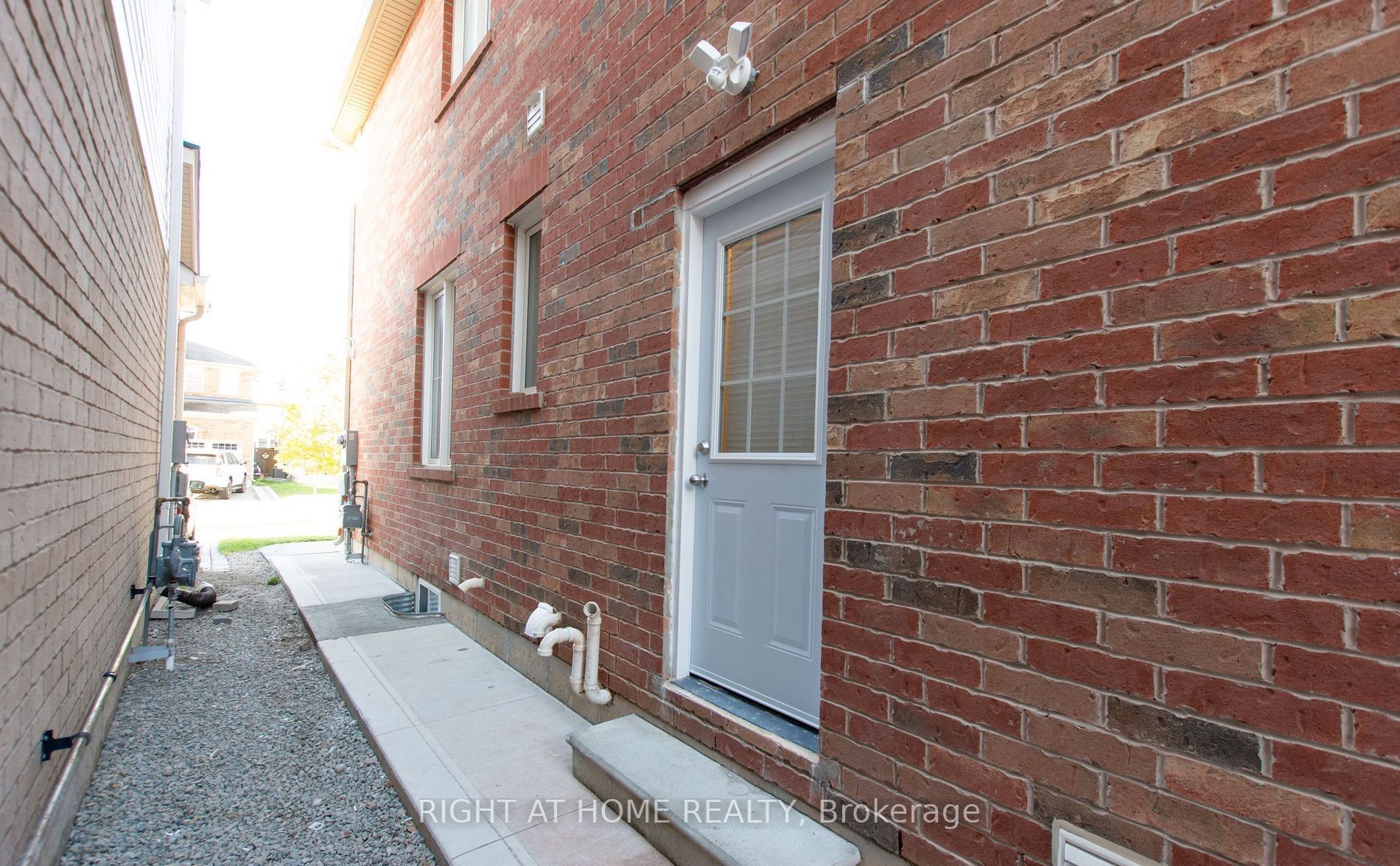 1112 Solomon Court Bsmt, Milton, ON L9T 8H1 photo 2