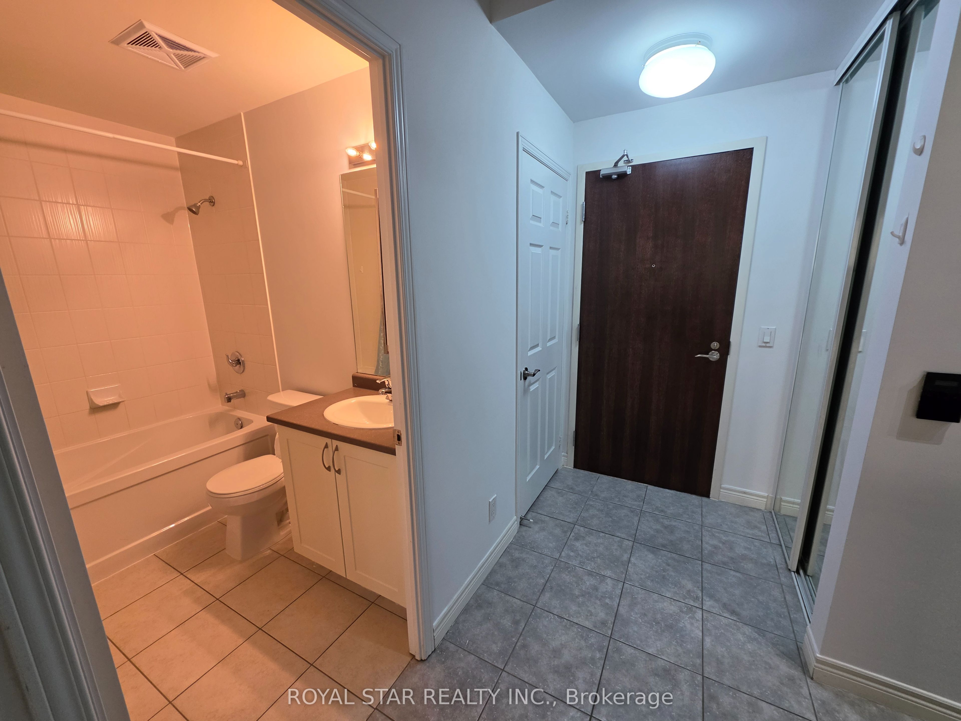 339 Rathburn Road W 1807, Mississauga, ON L5B 0K6 photo 2