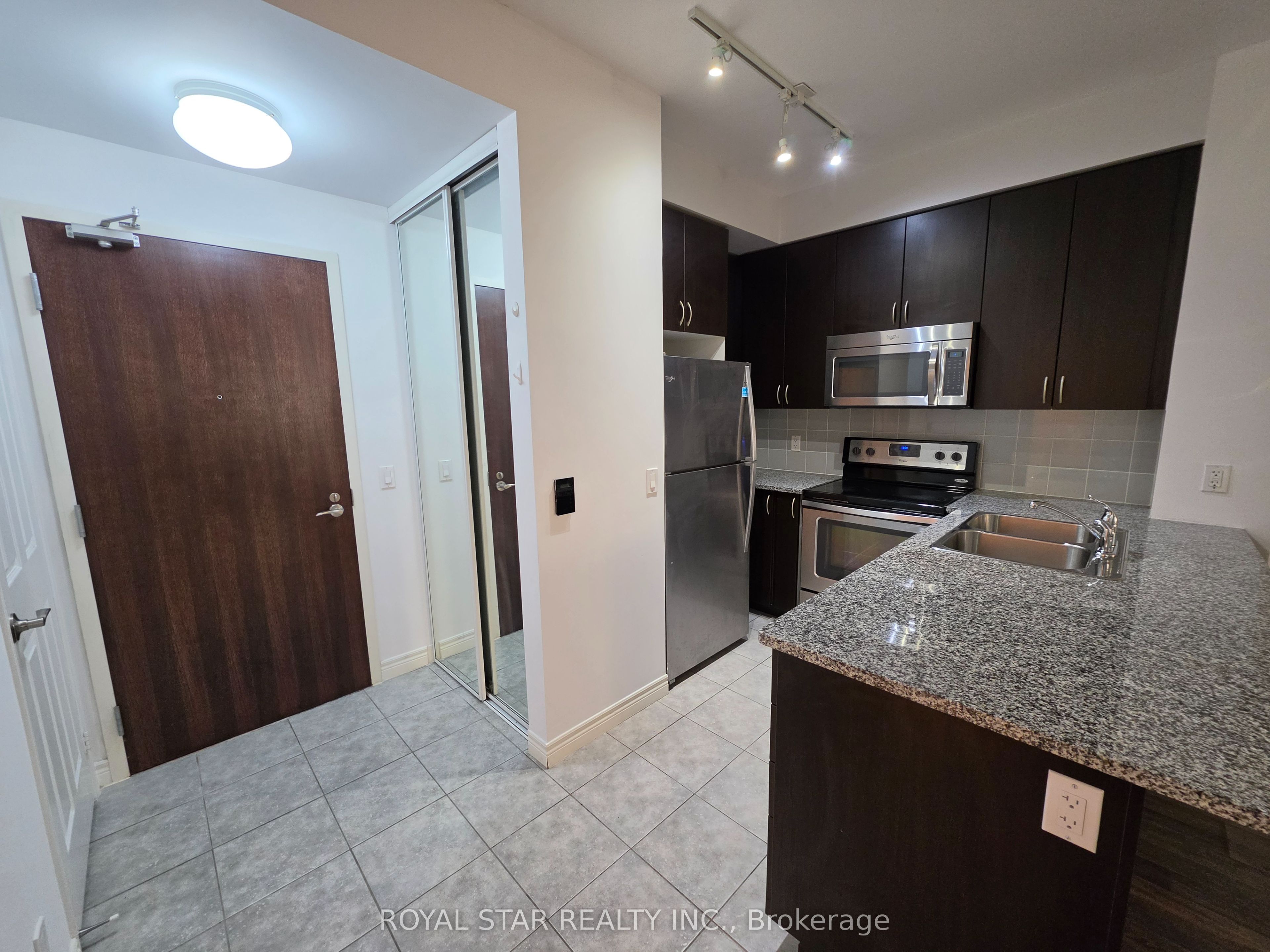 339 Rathburn Road W 1807, Mississauga, ON L5B 0K6 photo 4
