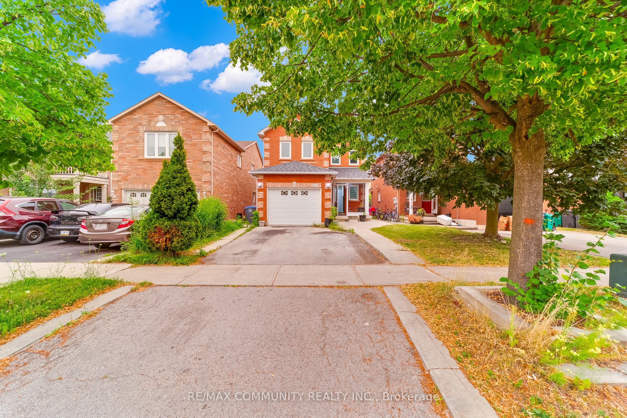 5901 Sidmouth Street, Mississauga, ON L5V 2K1 photo 2
