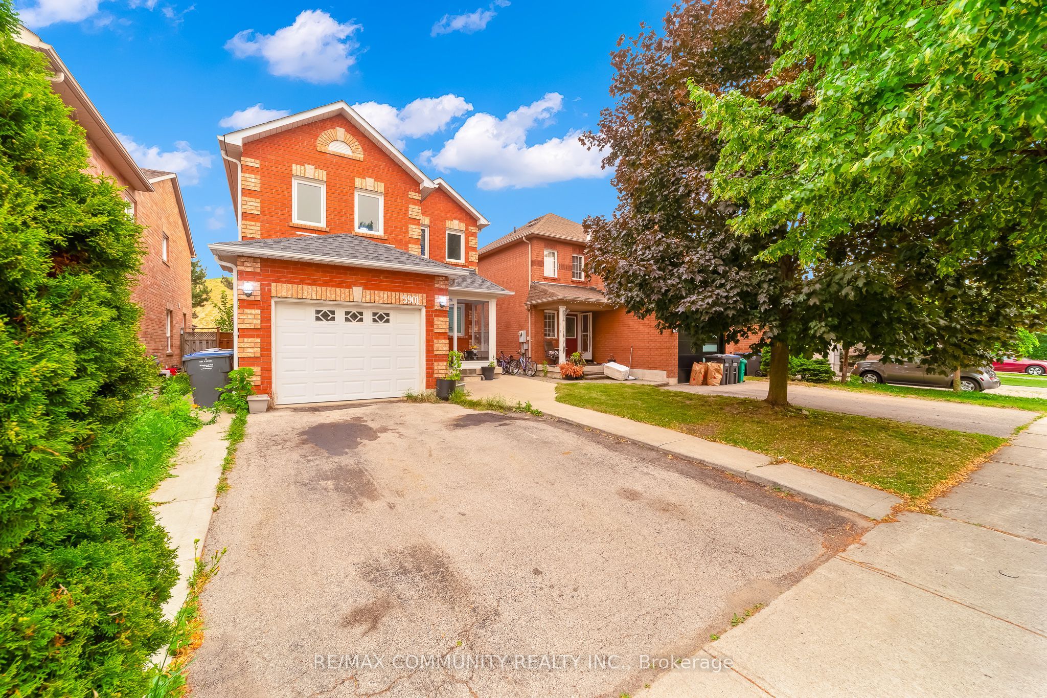 5901 Sidmouth Street, Mississauga, ON L5V 2K1 photo 3