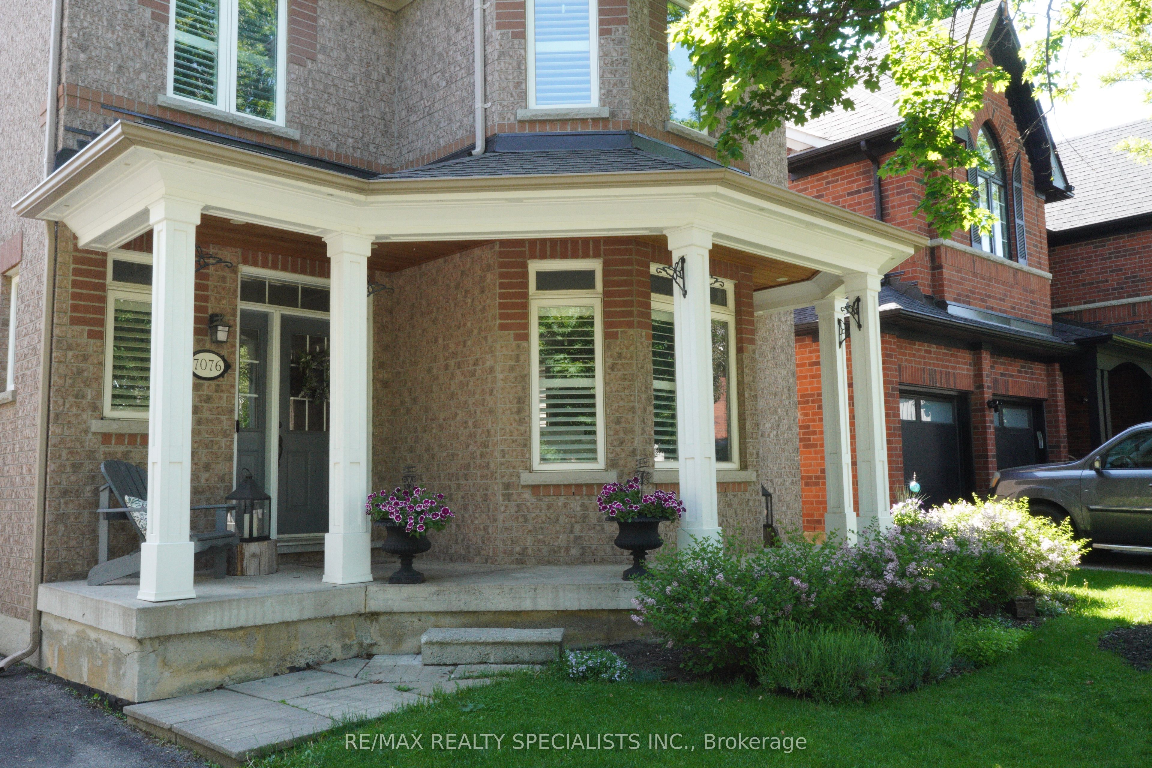 7076 Gillespie Lane, Mississauga, ON L5W 1E8 photo 2