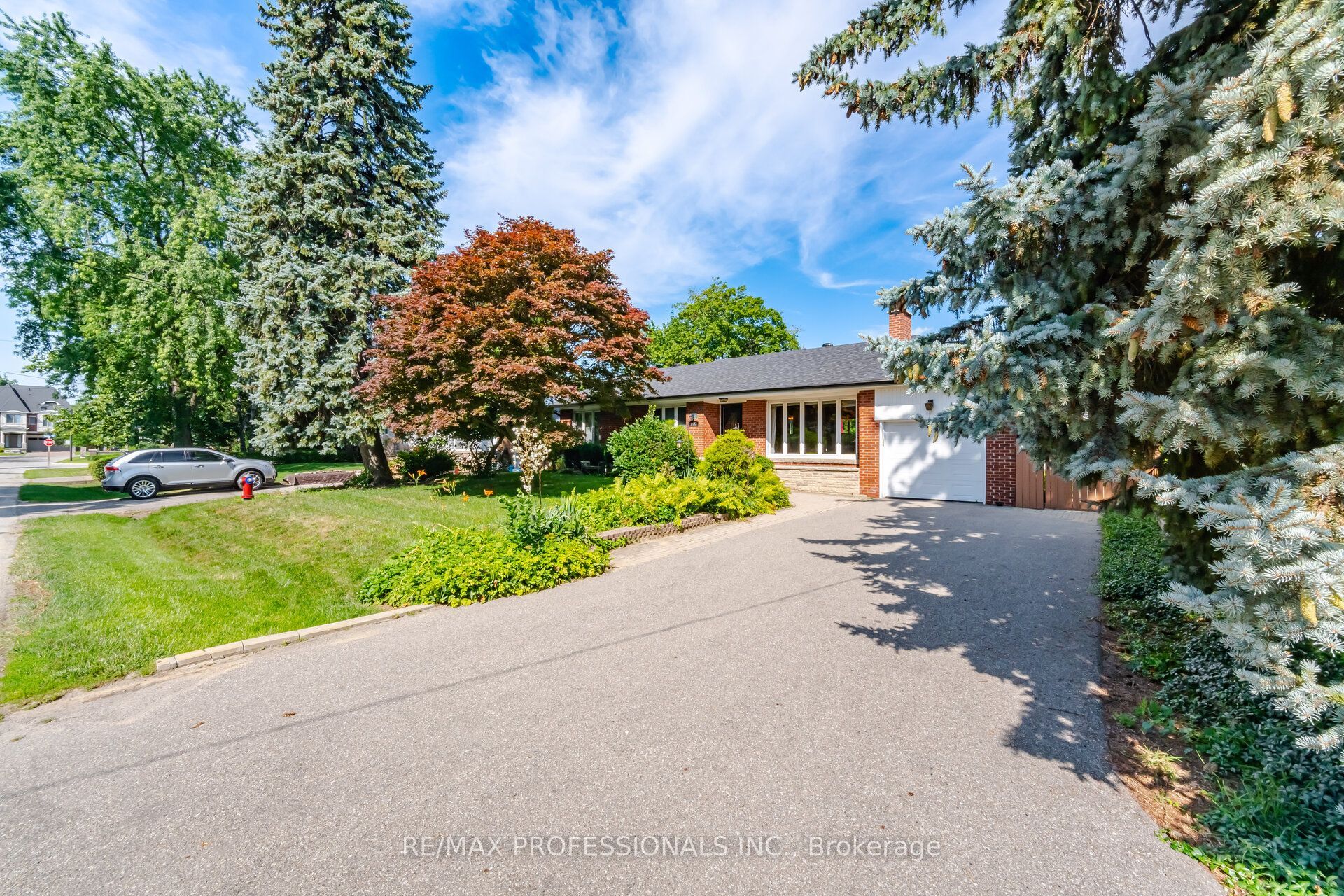 1453 Glenwatson Drive, Mississauga, ON L5E 2V8 photo 2