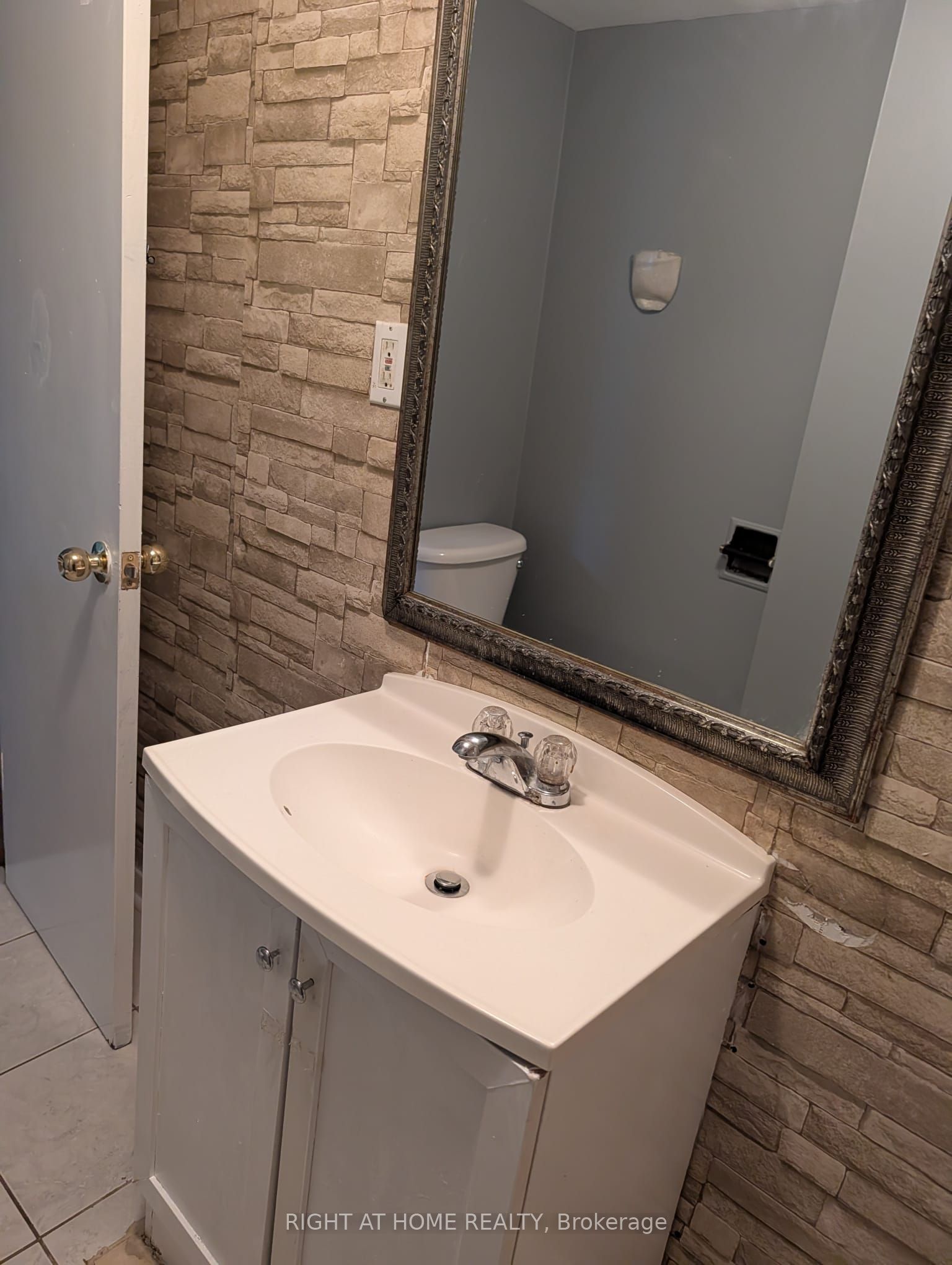 163 McMurchy Avenue S BSMT, Brampton, ON L6X 1Z2 photo 3
