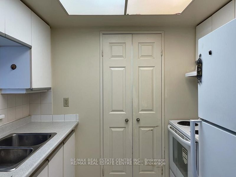 265 Enfield Place 1403, Mississauga, ON L5B 3Y6 photo 2