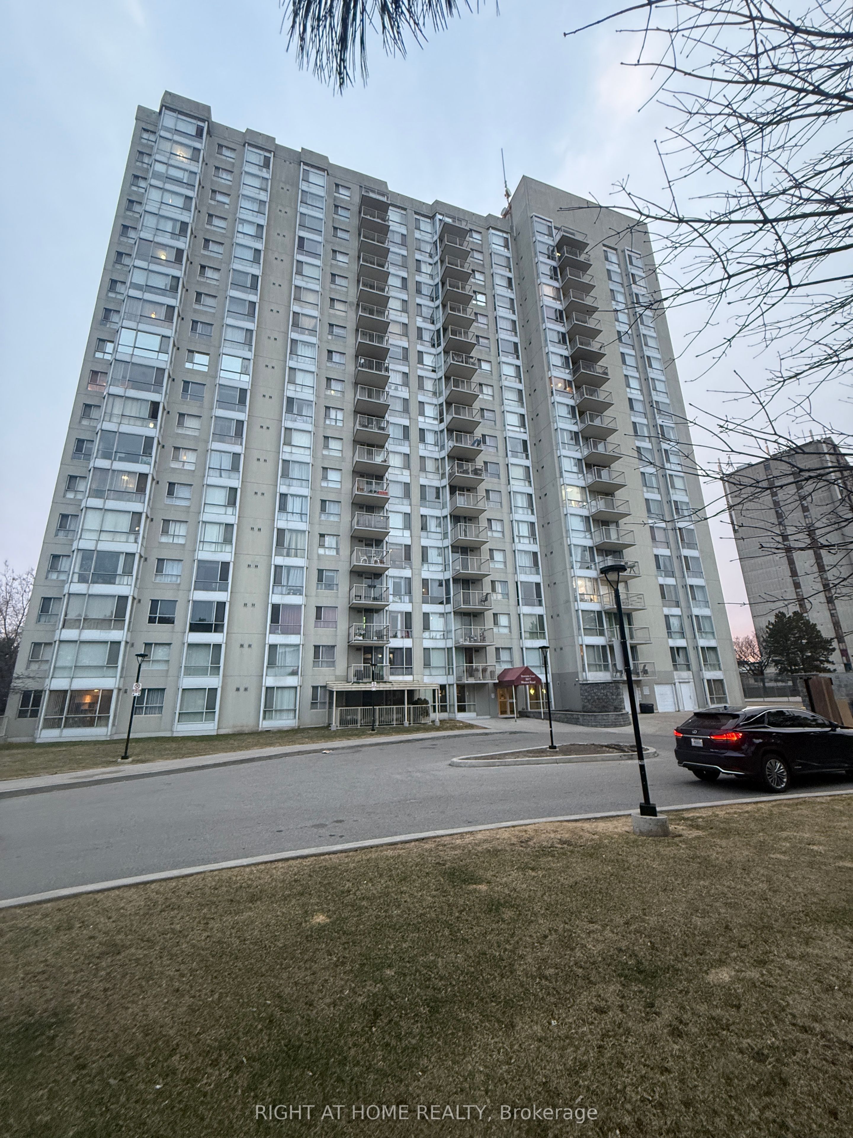 3077 Weston Road N 1912, Toronto, ON M9M 3A1 photo 2
