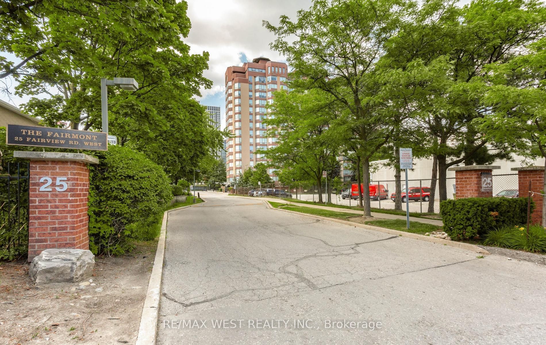 25 Fairview Road W 1410, Mississauga, ON L5B 3Y8 photo 3